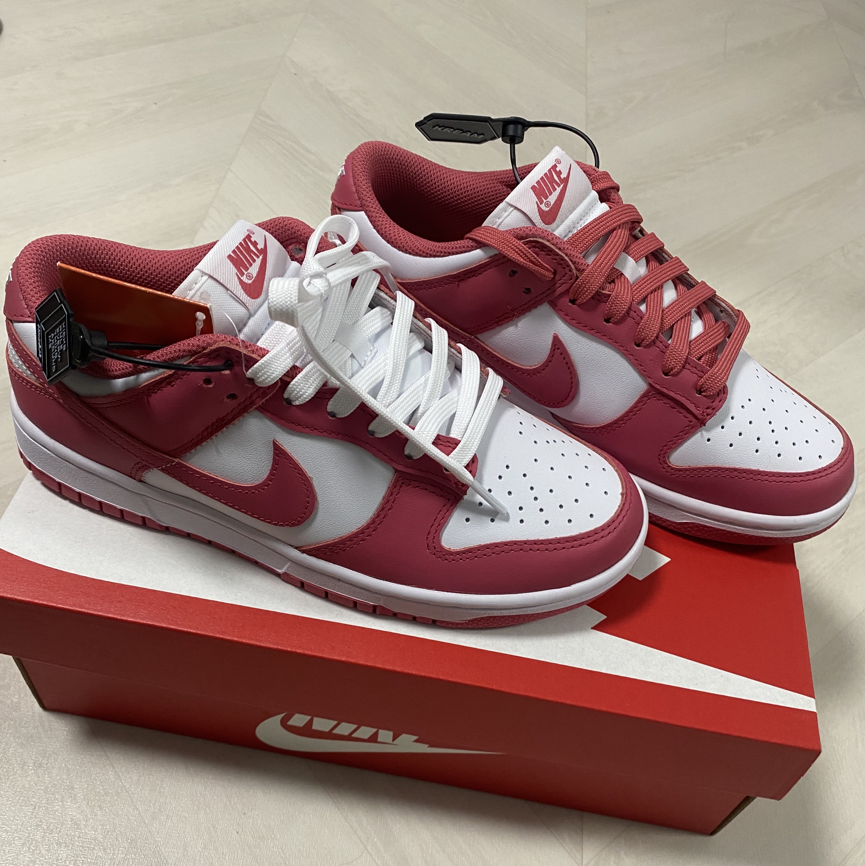 (W) Nike Dunk Low Archeo Pink 착용 스타일 - 1