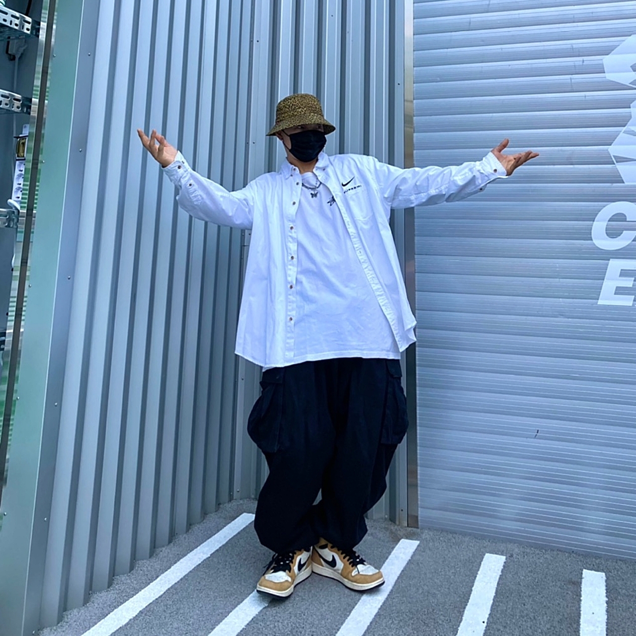 Supreme x Barbour Waxed Cotton Crusher Leopard - 20SS, Supreme x Nike Cotton Twill Shirt White - 21SS 착용 스타일 - 1
