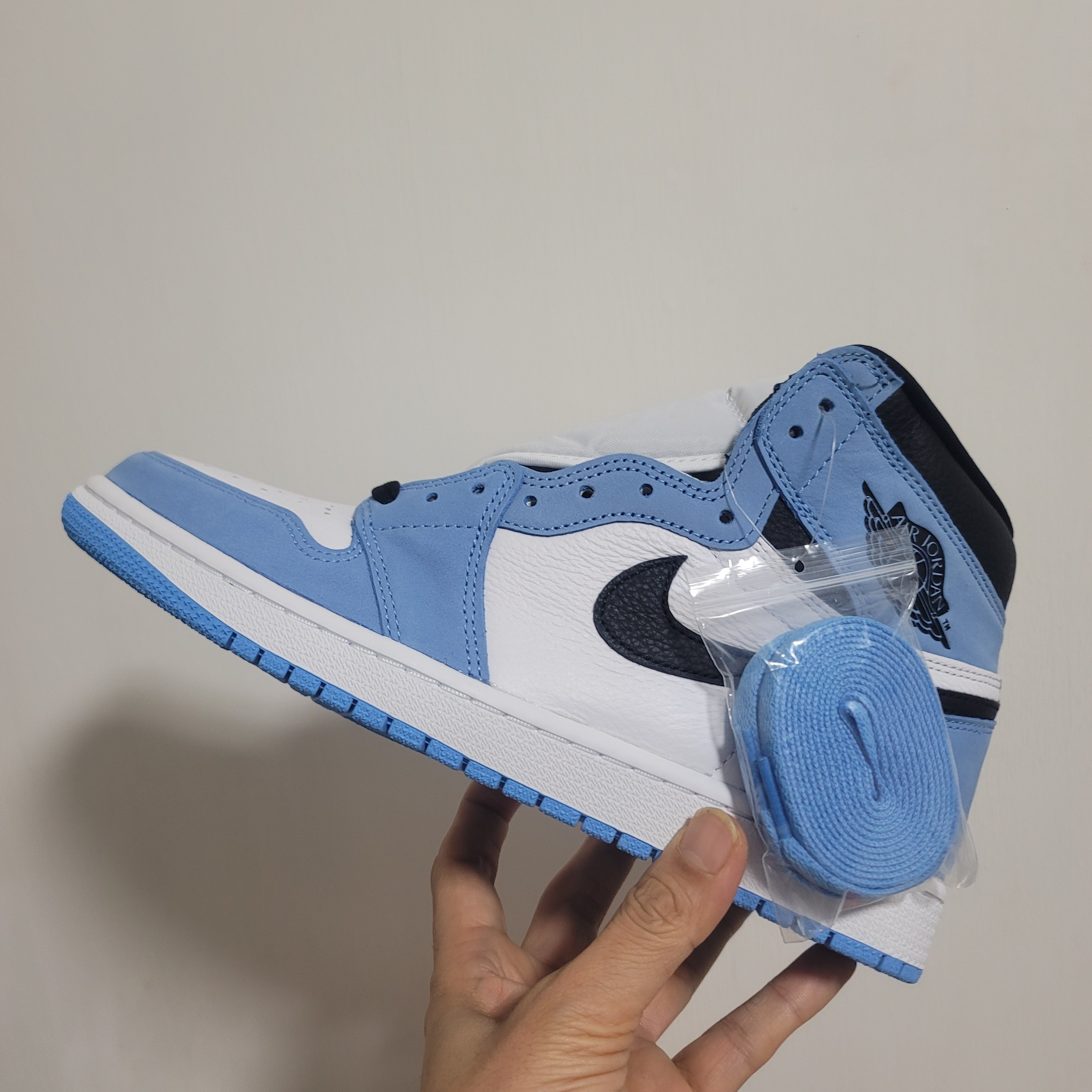 Jordan 1 Retro High OG University Blue 착용 스타일 - 1