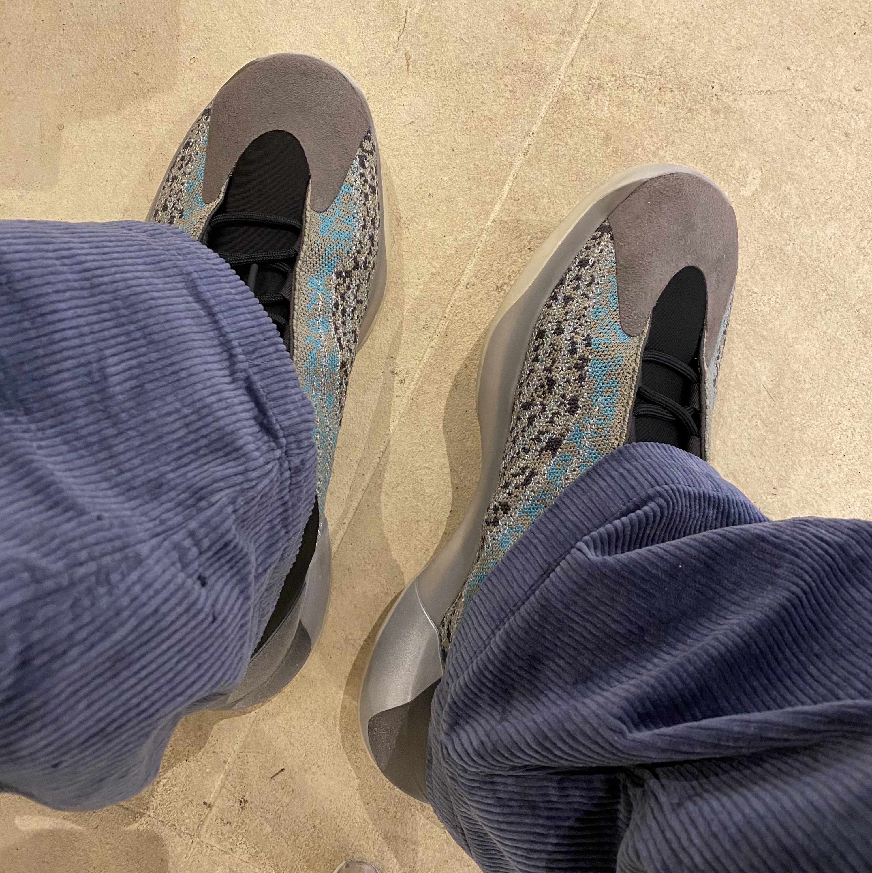 Adidas Yeezy QNTM Teal Blue 착용 스타일