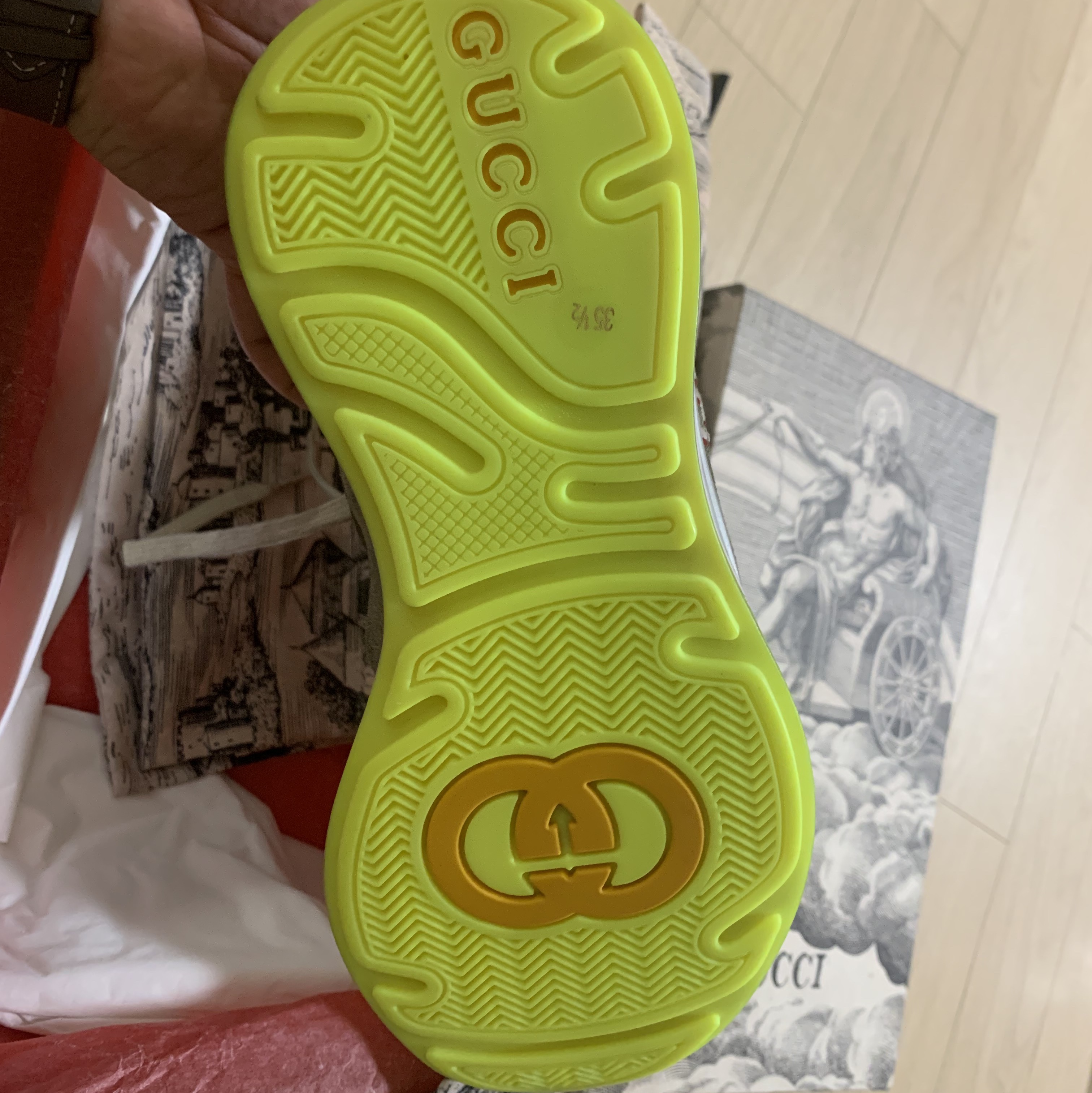 Gucci Ultrapace Silver Metallic 착용 스타일 - 2