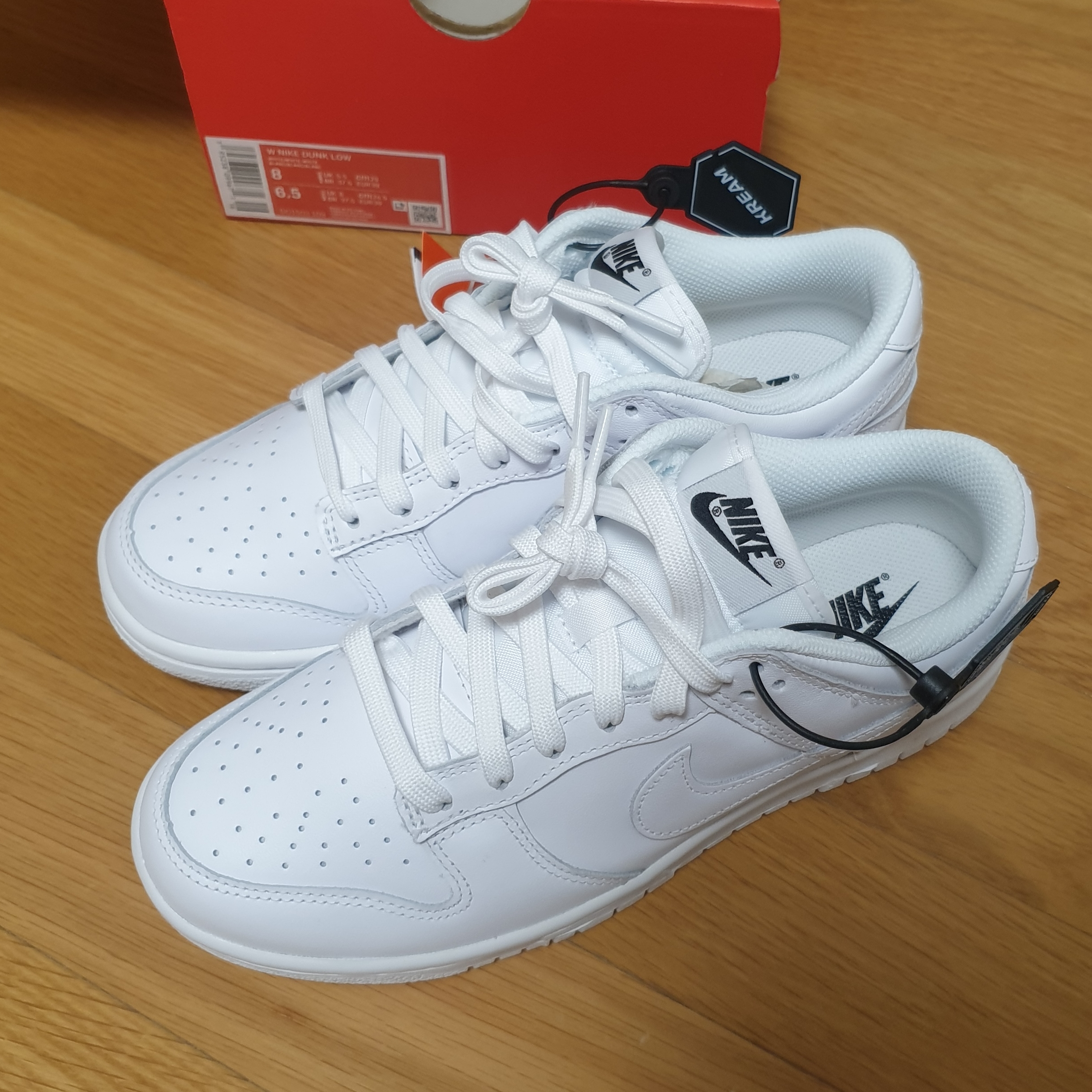 (W) Nike Dunk Low Triple White 착용 스타일 - 2
