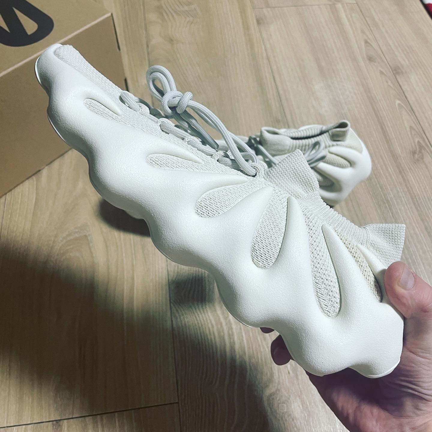 Adidas Yeezy 450 Cloud White 착용 스타일 - 3