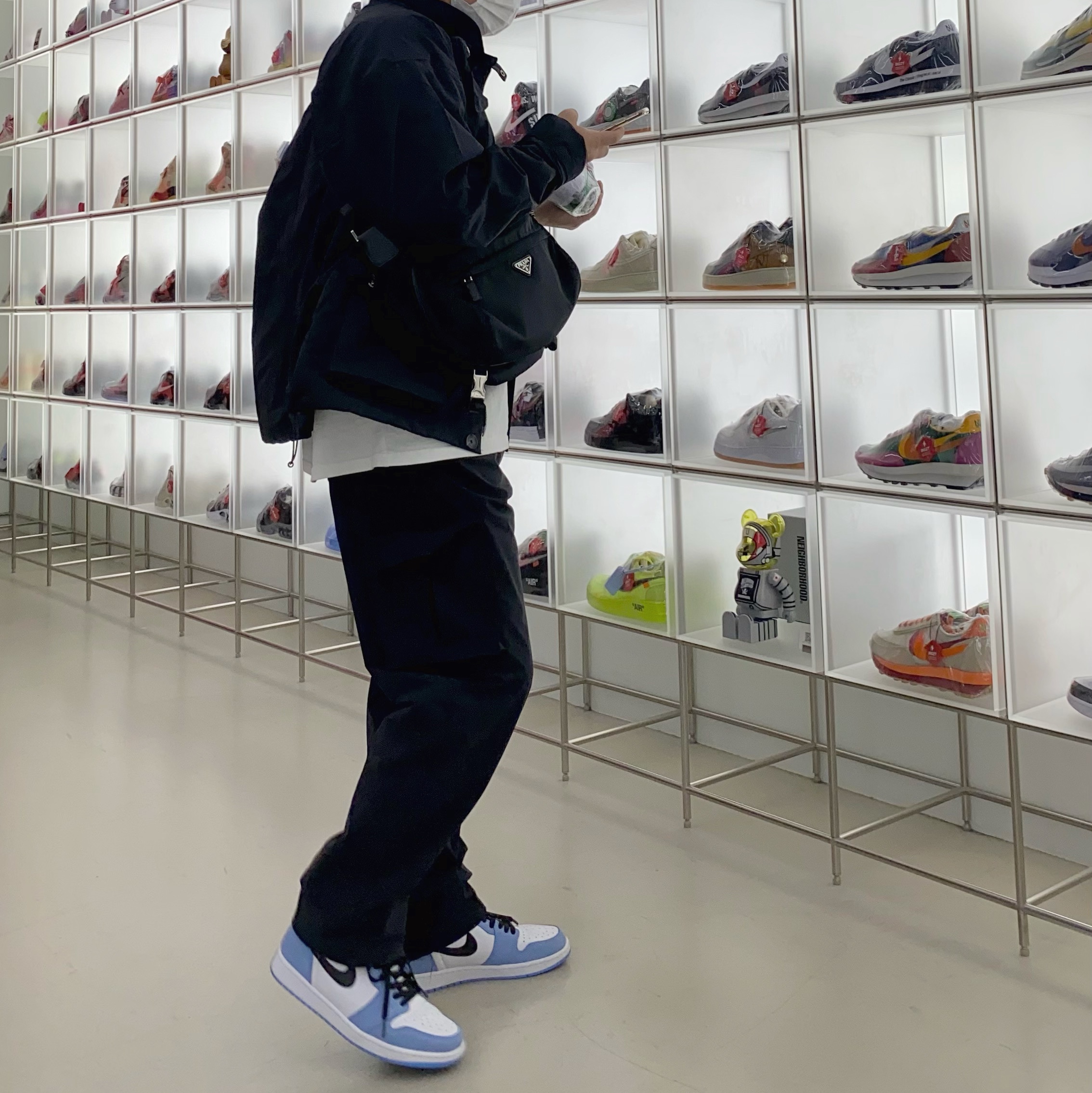 Jordan 1 Retro High OG University Blue, Prada Re-Nylon and Saffiano Leather Shoulder Bag Black 착용 스타일 - 1
