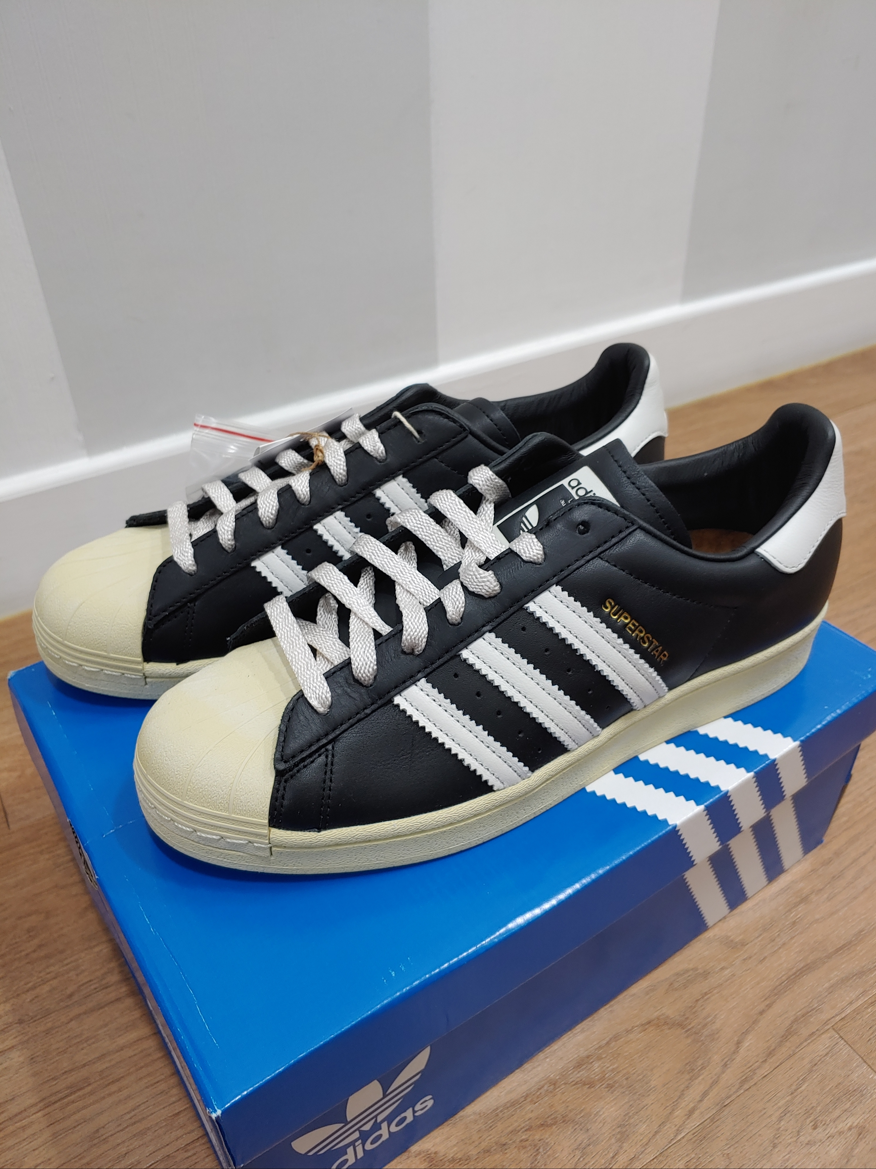 Adidas Superstar Premium Black White 착용 스타일