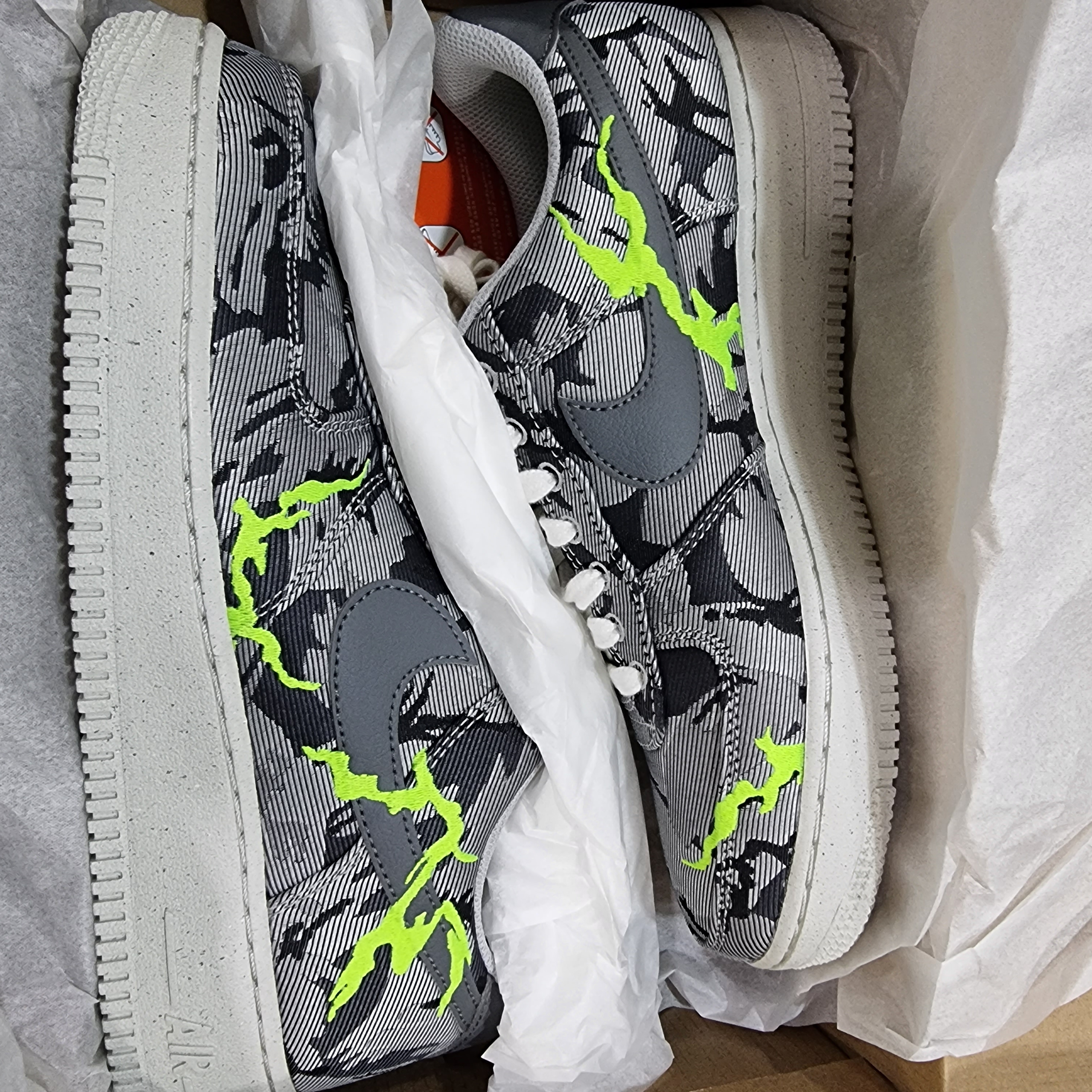 Nike Air Force 1 '07 LX Smoke Grey 착용 스타일 - 2