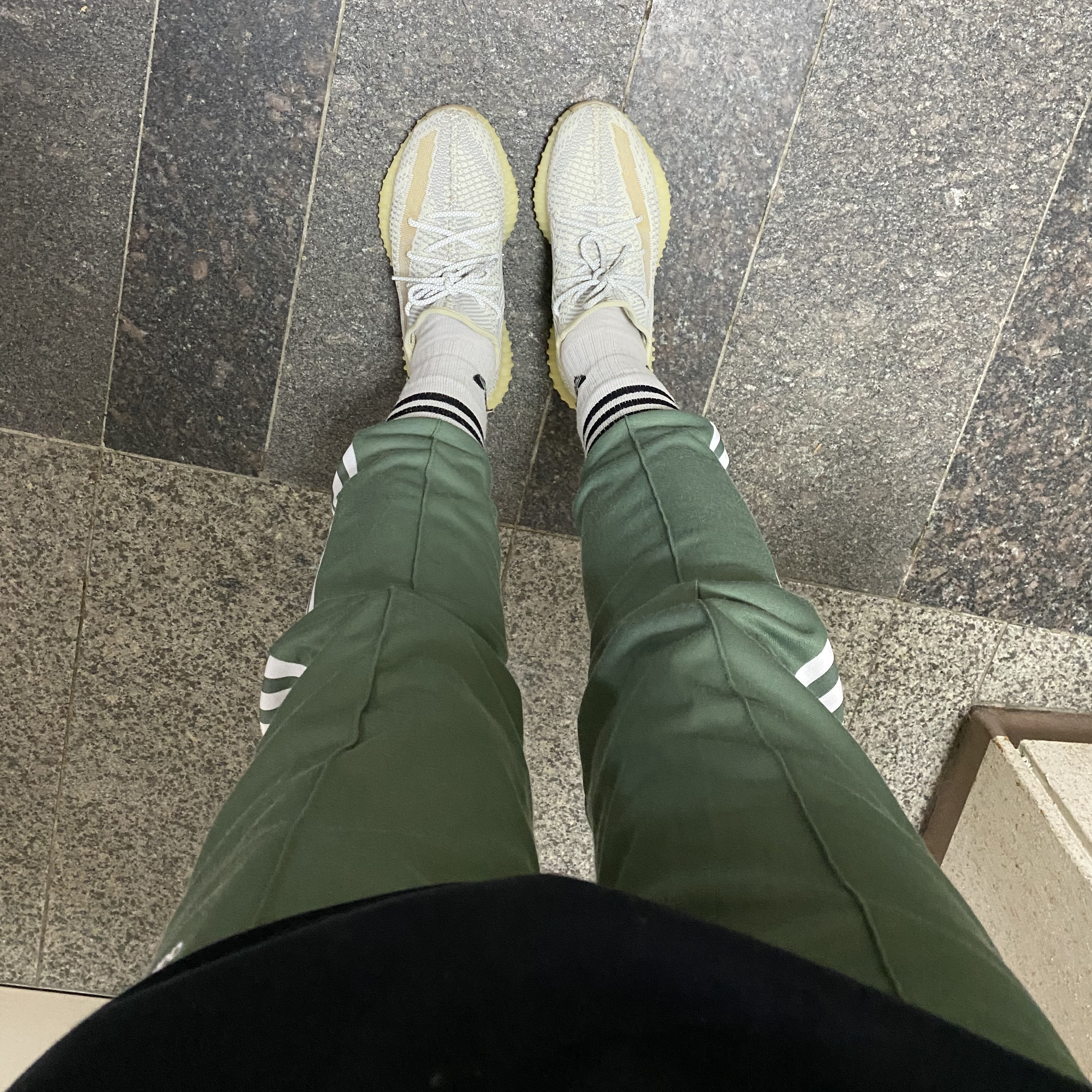 Adidas Yeezy Boost 350 V2 Lundmark - Non Reflective 착용 스타일