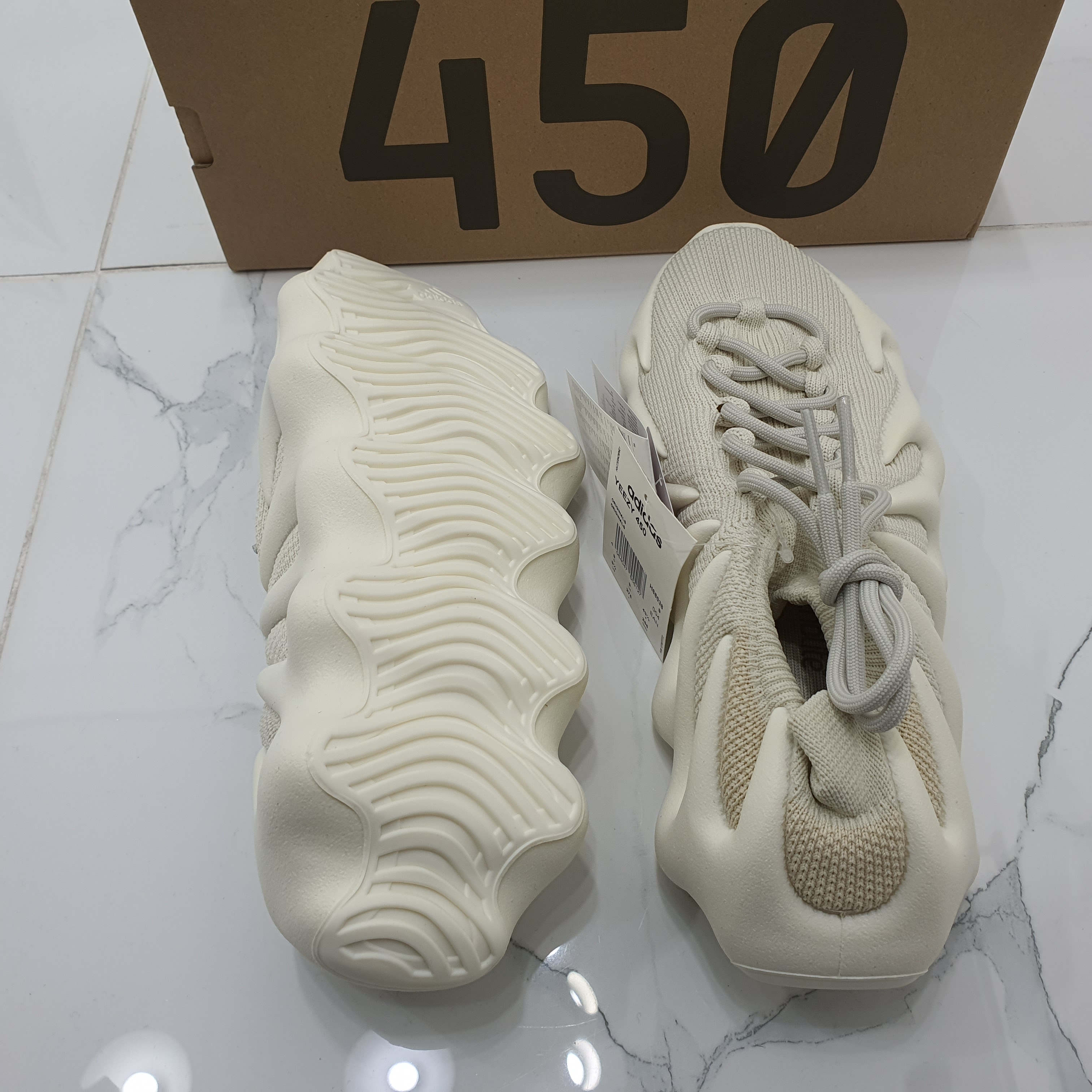 Adidas Yeezy 450 Cloud White 착용 스타일 - 5