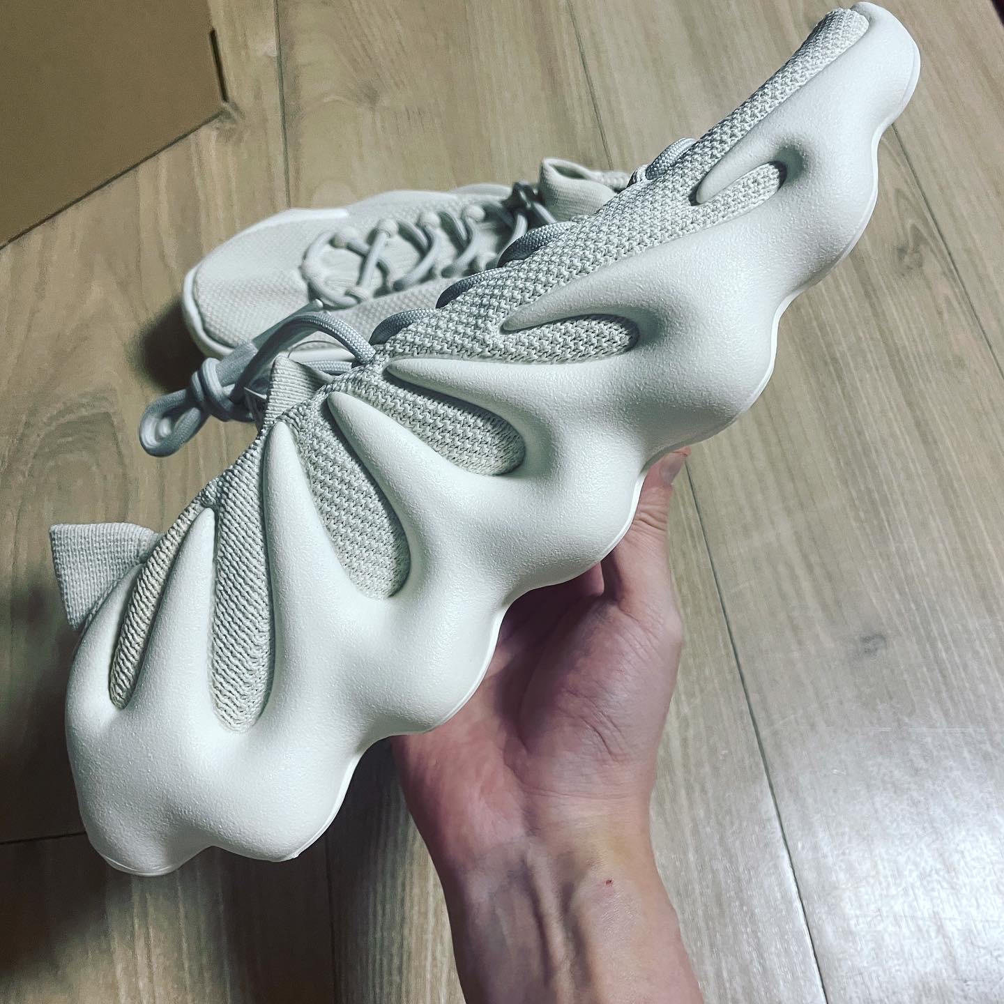 Adidas Yeezy 450 Cloud White 착용 스타일 - 4