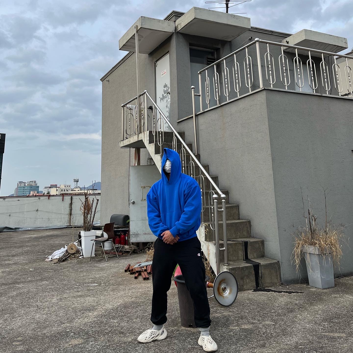 Yeezy Gap Hoodie Blue, Adidas Yeezy Foam RNNR Sand 착용 스타일 - 1
