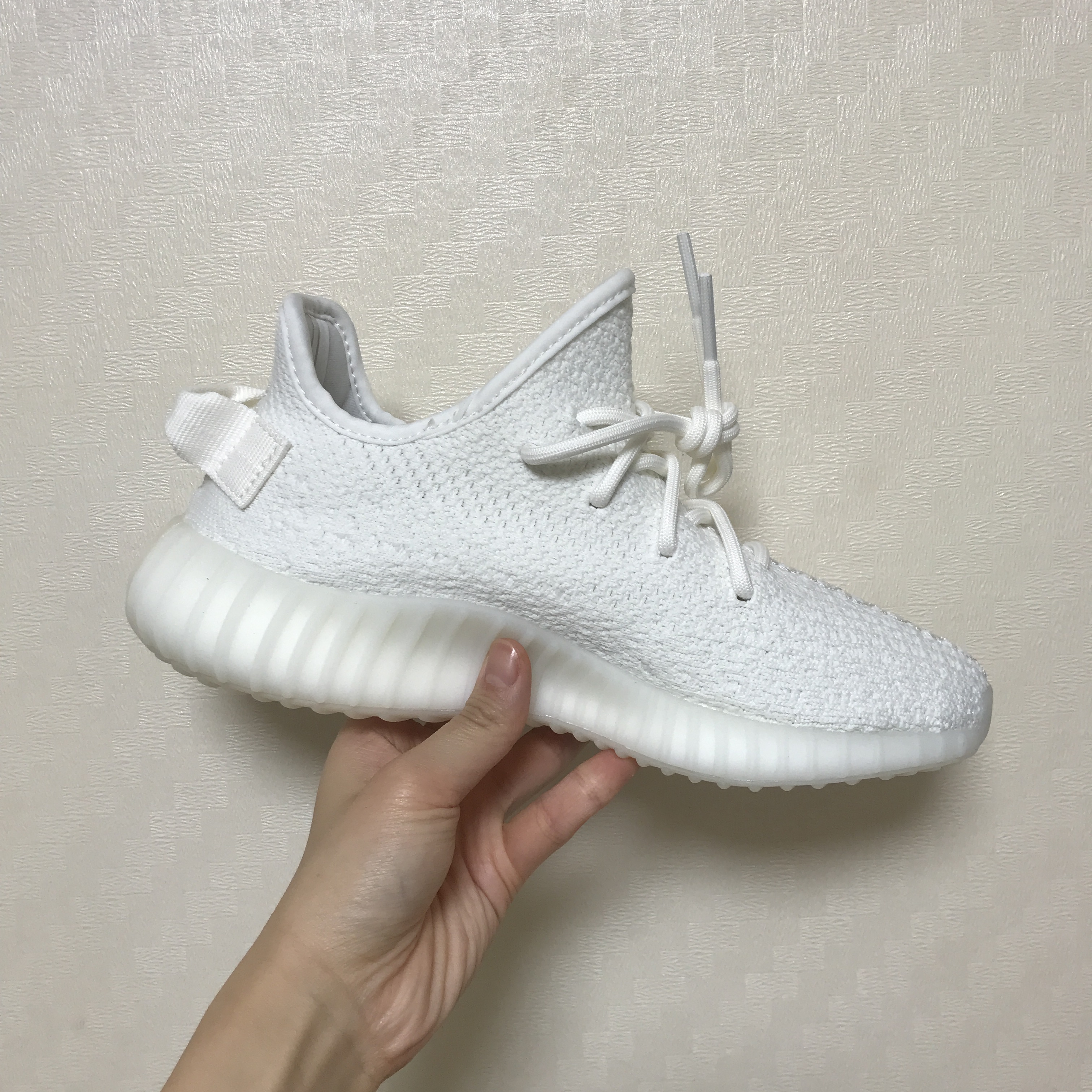 Adidas Yeezy Boost 350 V2 Cream/Triple White 착용 스타일 - 2