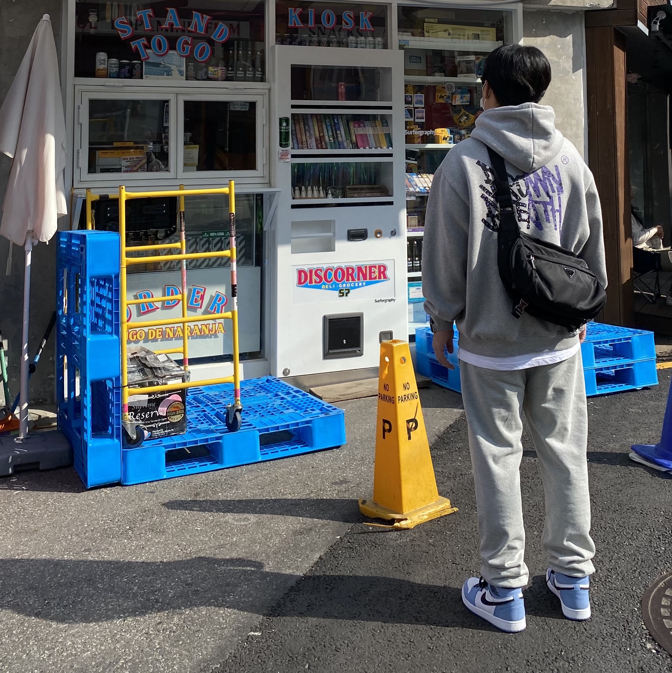 Jordan 1 Retro High OG University Blue, Prada Re-Nylon and Saffiano Leather Shoulder Bag Black 착용 스타일 - 2