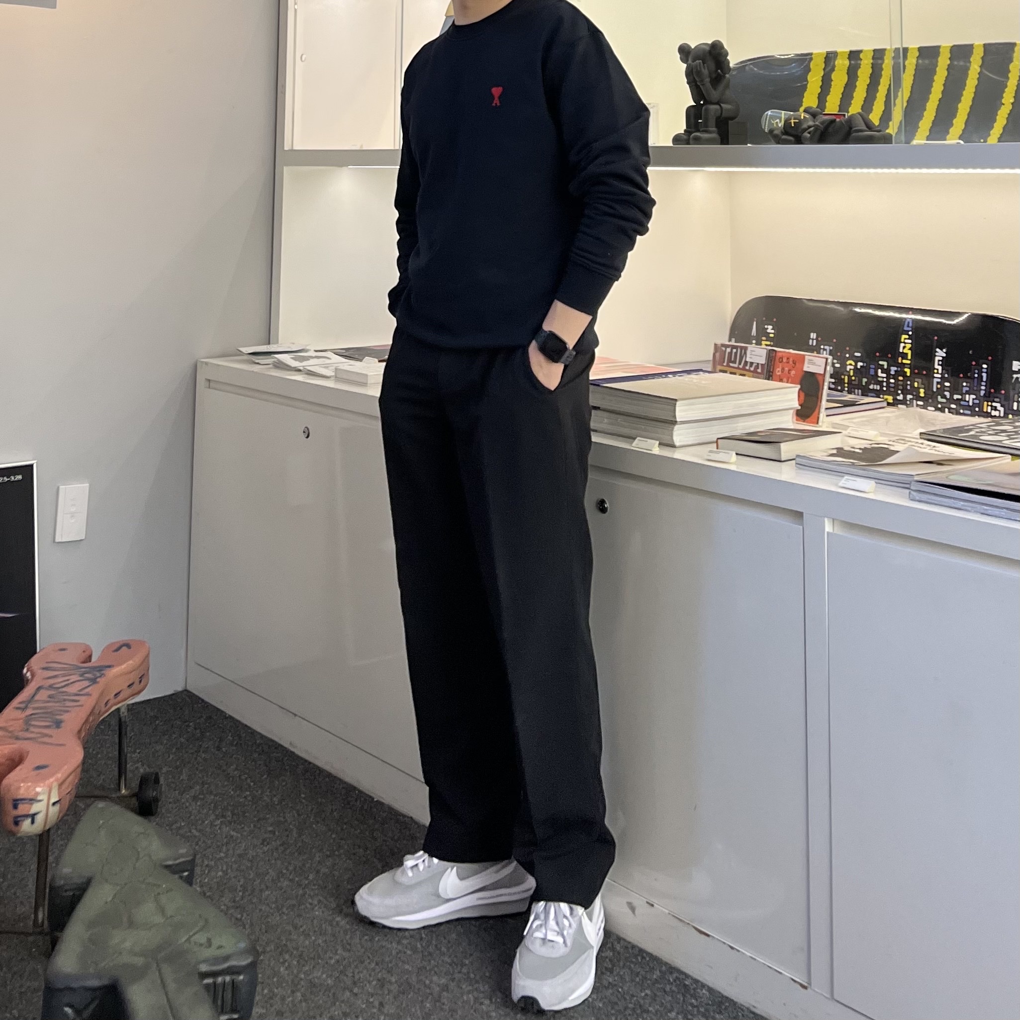 Nike x Sacai x Fragment LDWaffle Light Smoke Grey, AMI de Coeur Sweatshirt Black 착용 스타일 - 1