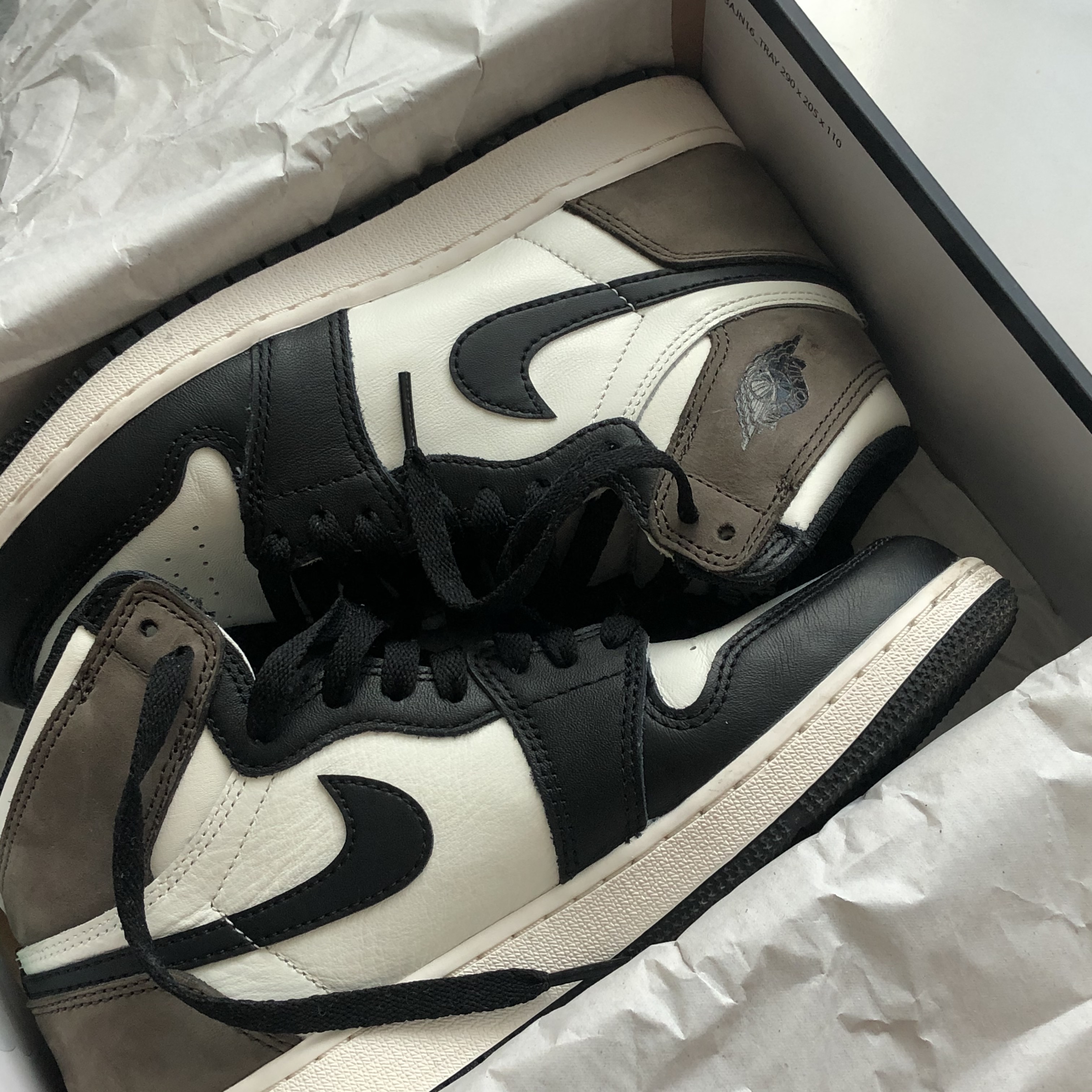 Jordan 1 Retro High OG Black Mocha 착용 스타일 - 3