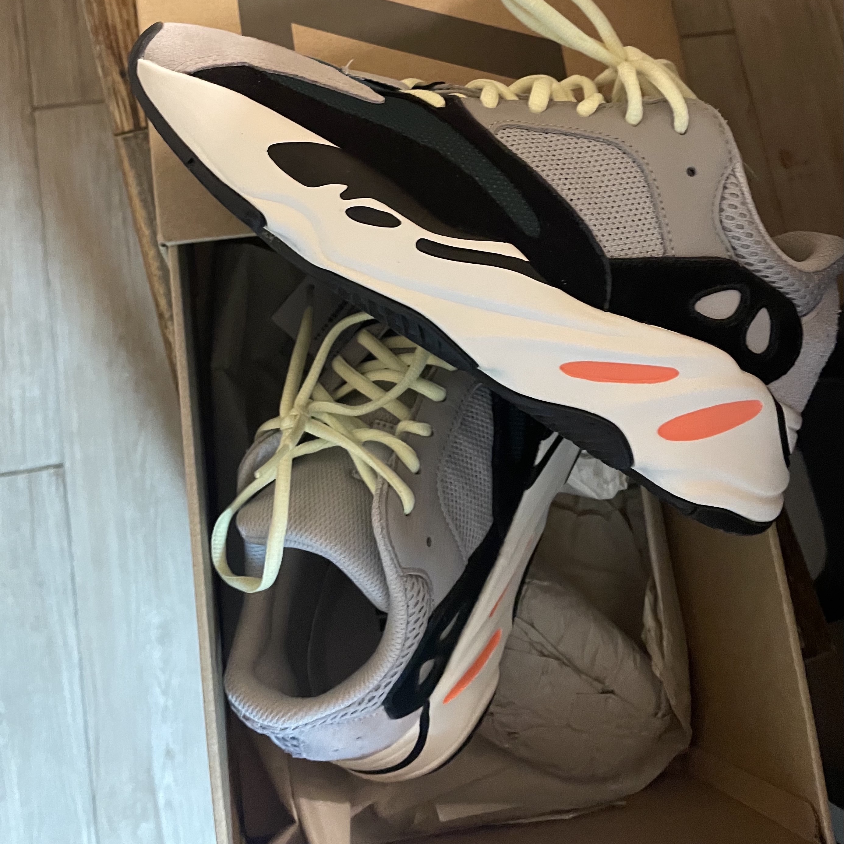 Adidas Yeezy Boost 700 Wave Runner Solid Grey 2017/2019 착용 스타일