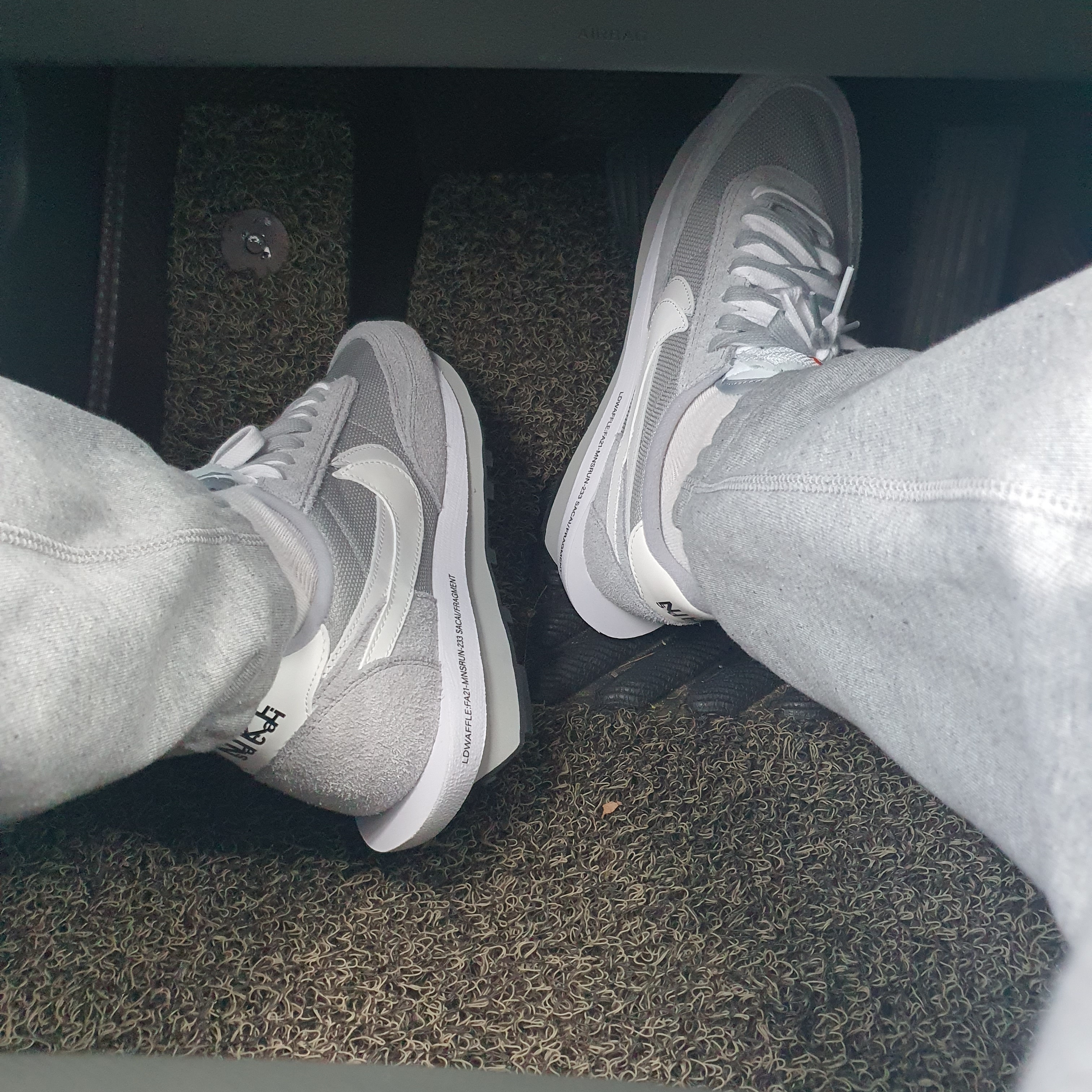 Nike x Sacai x Fragment LDWaffle Light Smoke Grey, Nike NRG Solo Swoosh Fleece Pants Dark Grey Heather - US/EU 착용 스타일