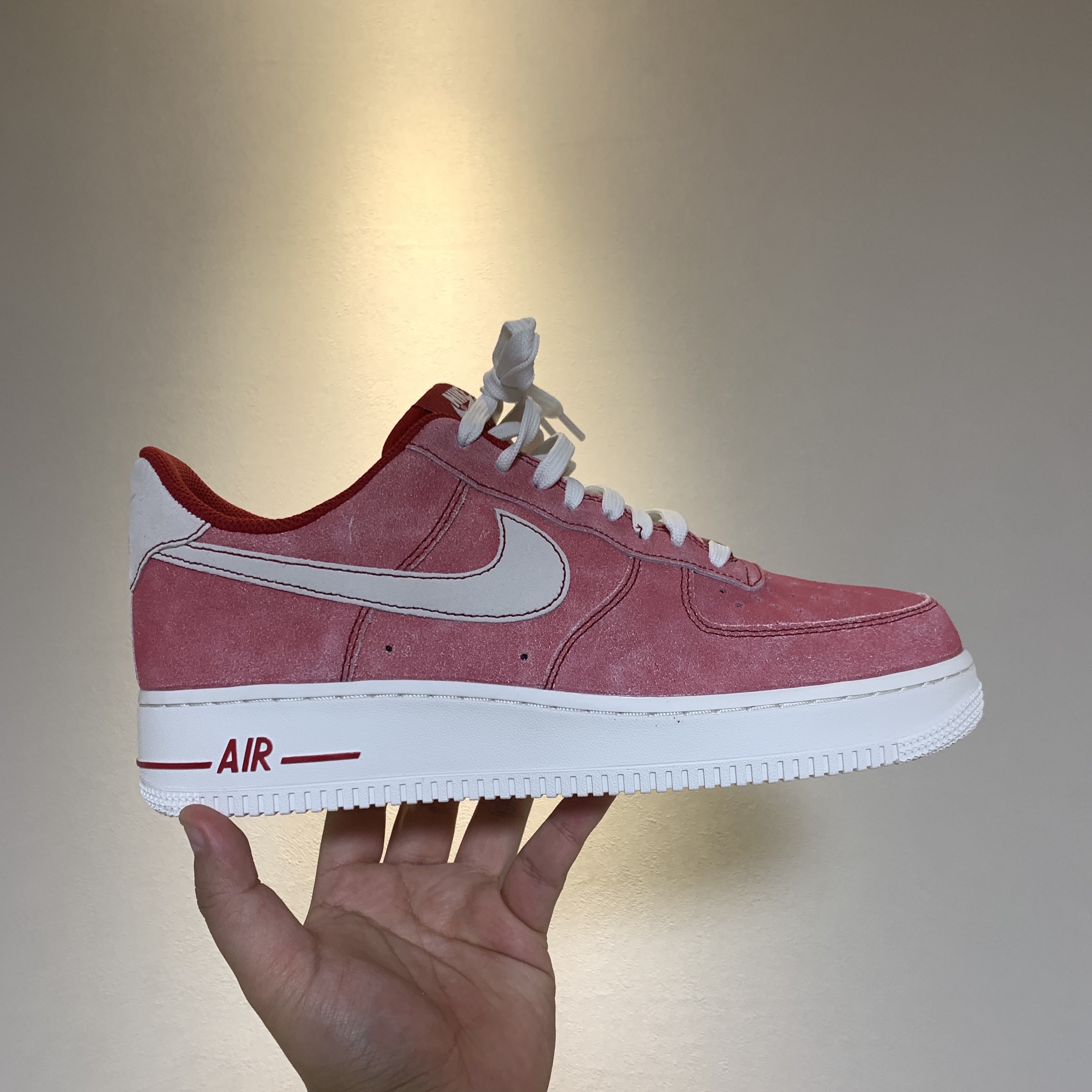 Nike Air Force 1 '07 LV8 Dusty Red 착용 스타일 - 2
