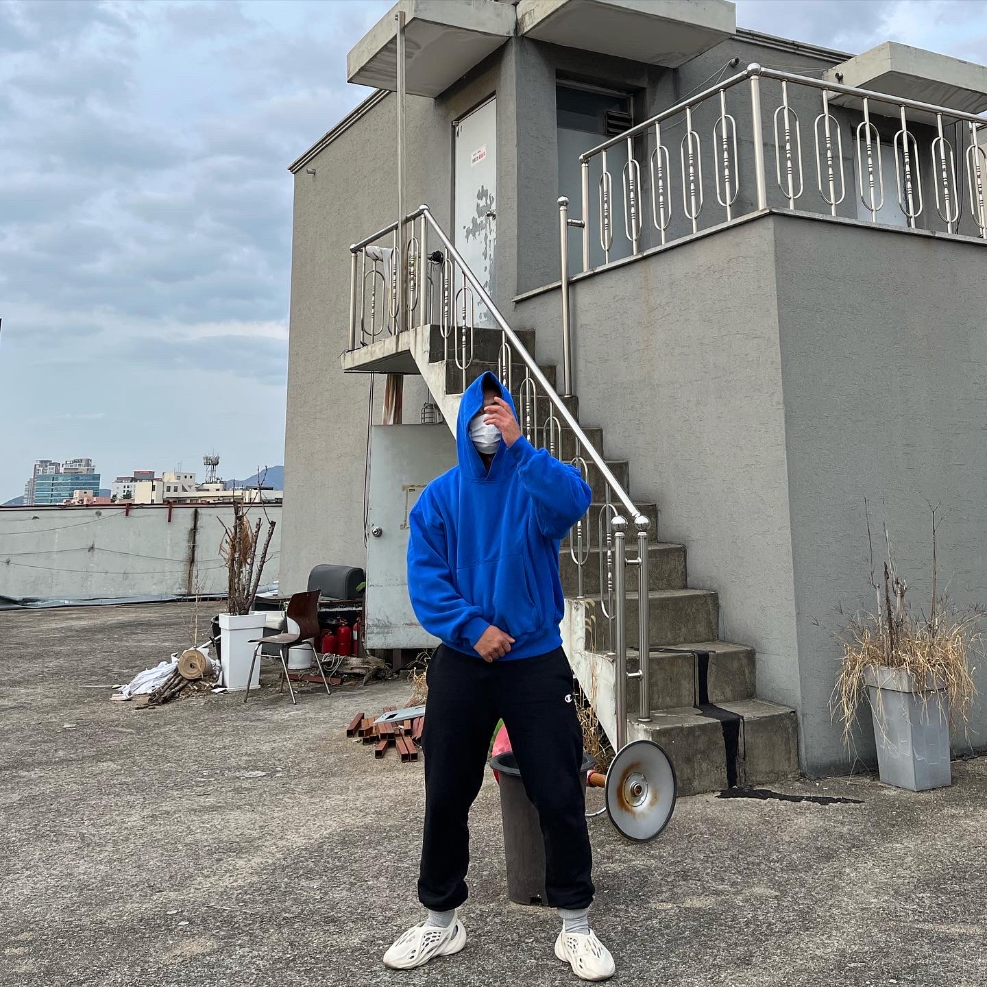 Yeezy Gap Hoodie Blue, Adidas Yeezy Foam RNNR Sand 착용 스타일 - 2