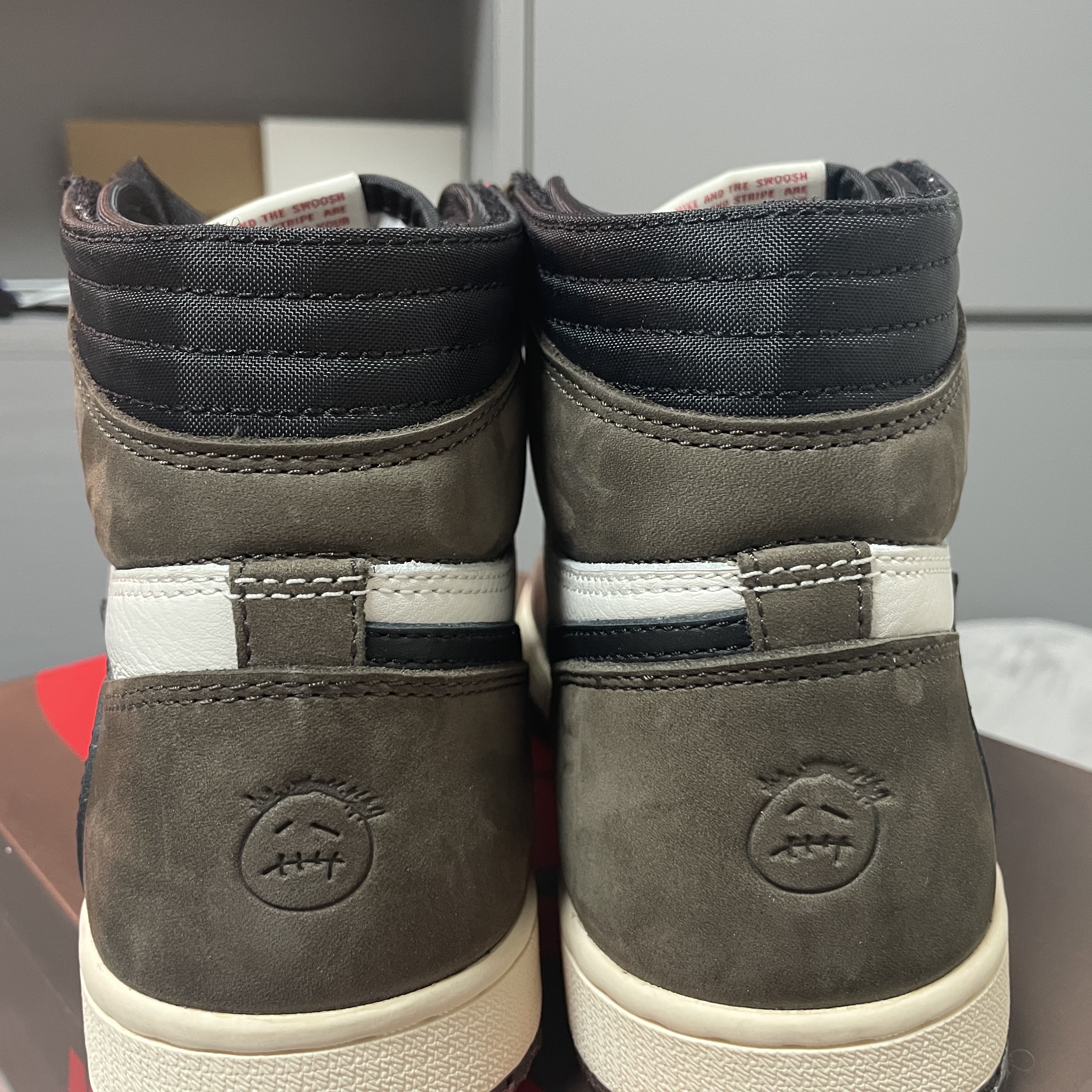 Jordan 1 x Travis Scott Retro High OG SP Mocha 착용 스타일 - 2