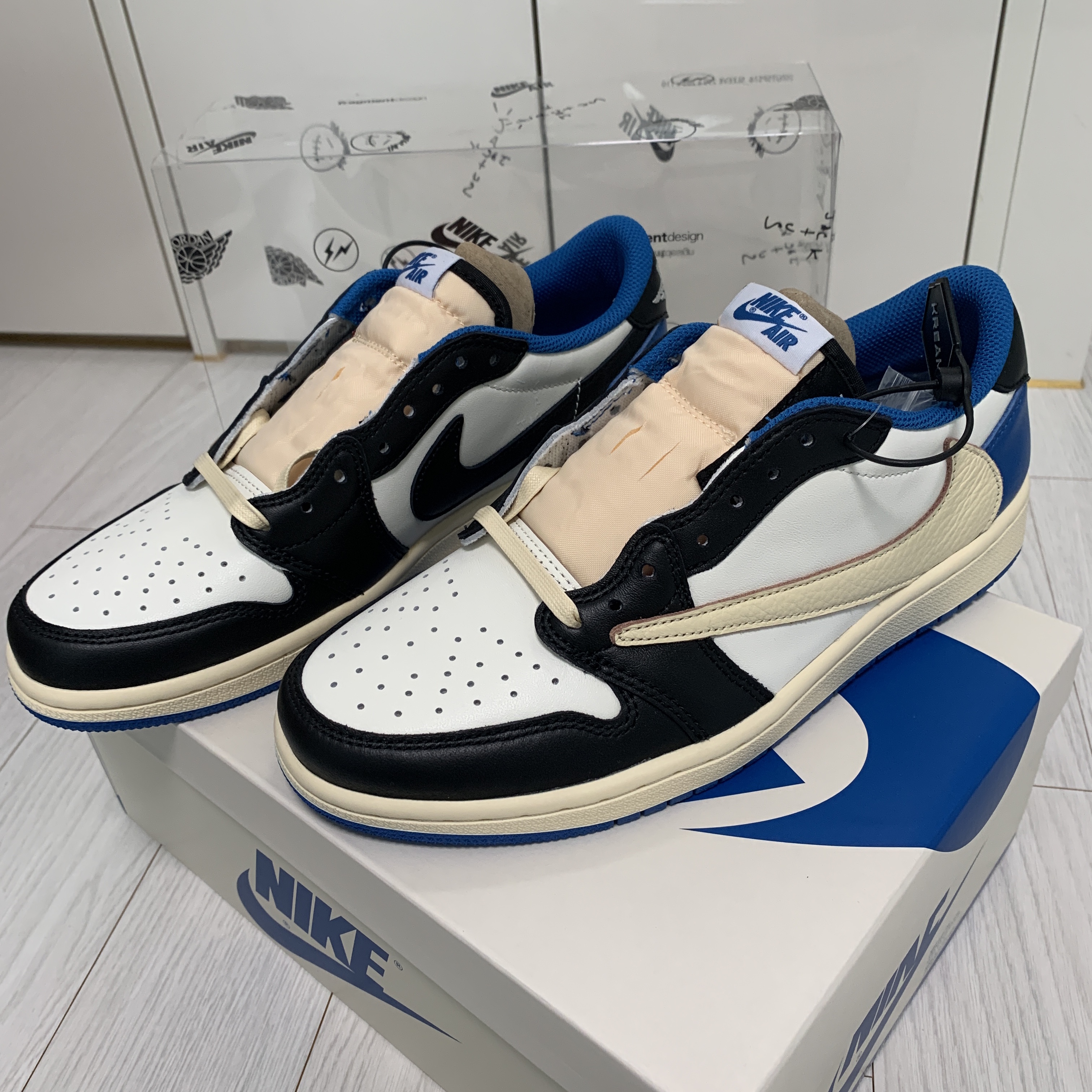 Jordan 1 x Travis Scott x Fragment Retro Low OG SP Military Blue 착용 스타일 - 3