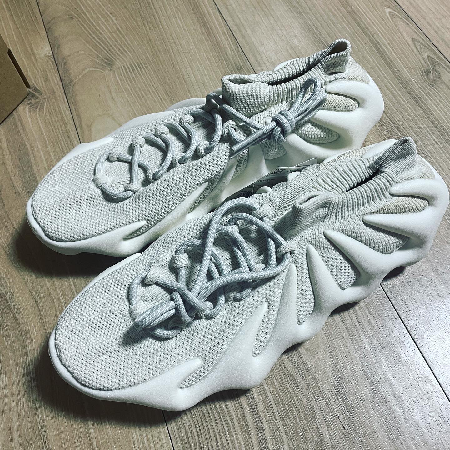 Adidas Yeezy 450 Cloud White 착용 스타일 - 2