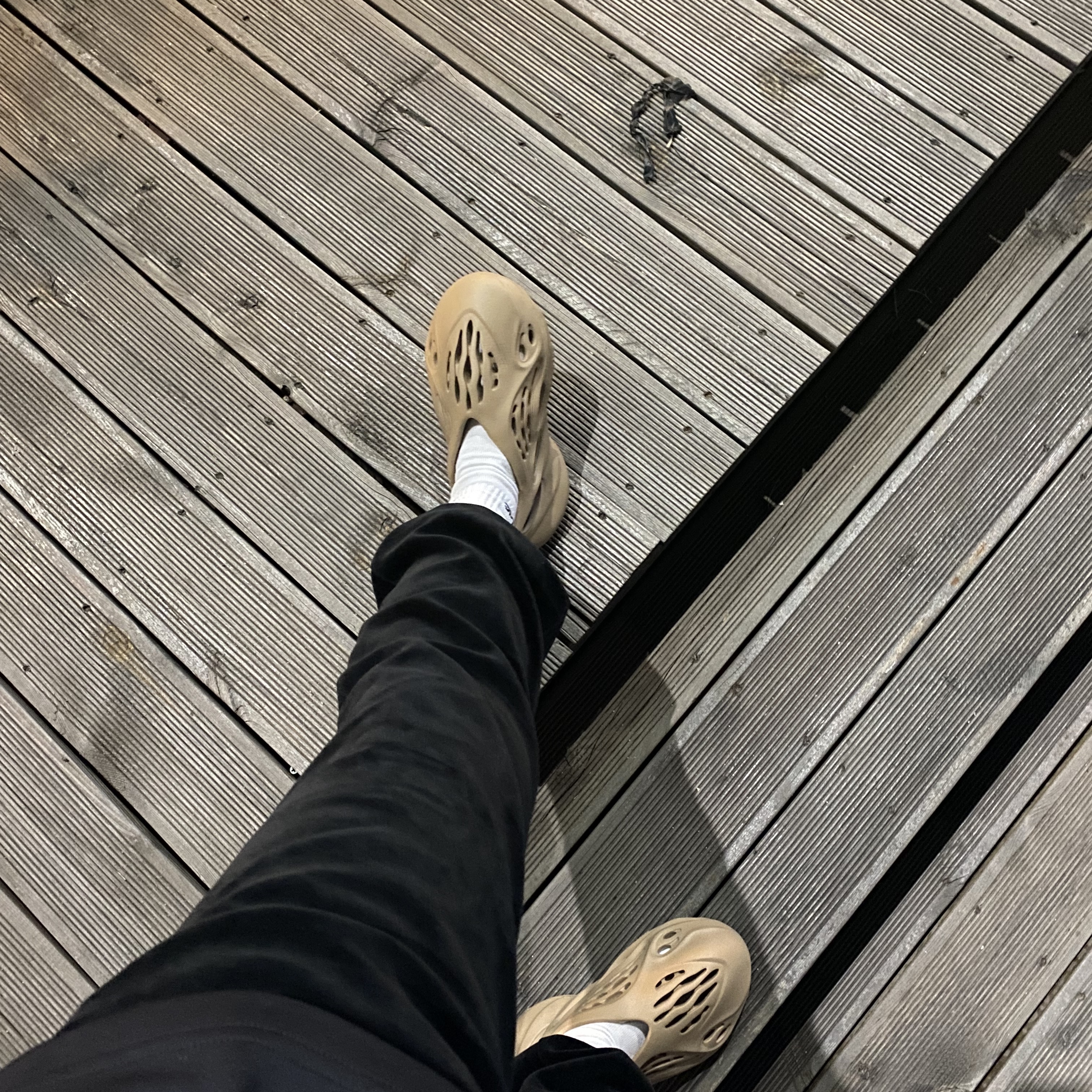 Adidas Yeezy Foam RNNR Ochre 착용 스타일 - 2