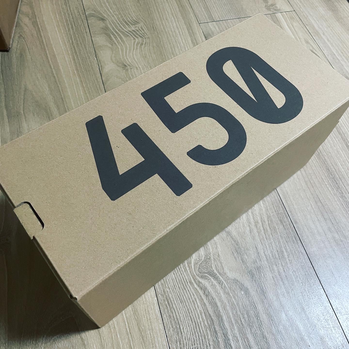 Adidas Yeezy 450 Cloud White 착용 스타일 - 1