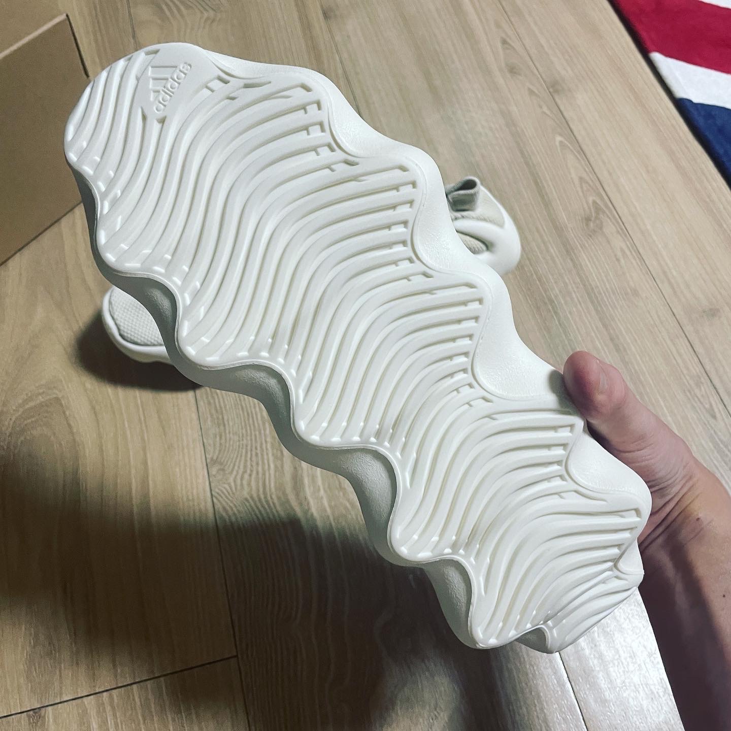 Adidas Yeezy 450 Cloud White 착용 스타일 - 5
