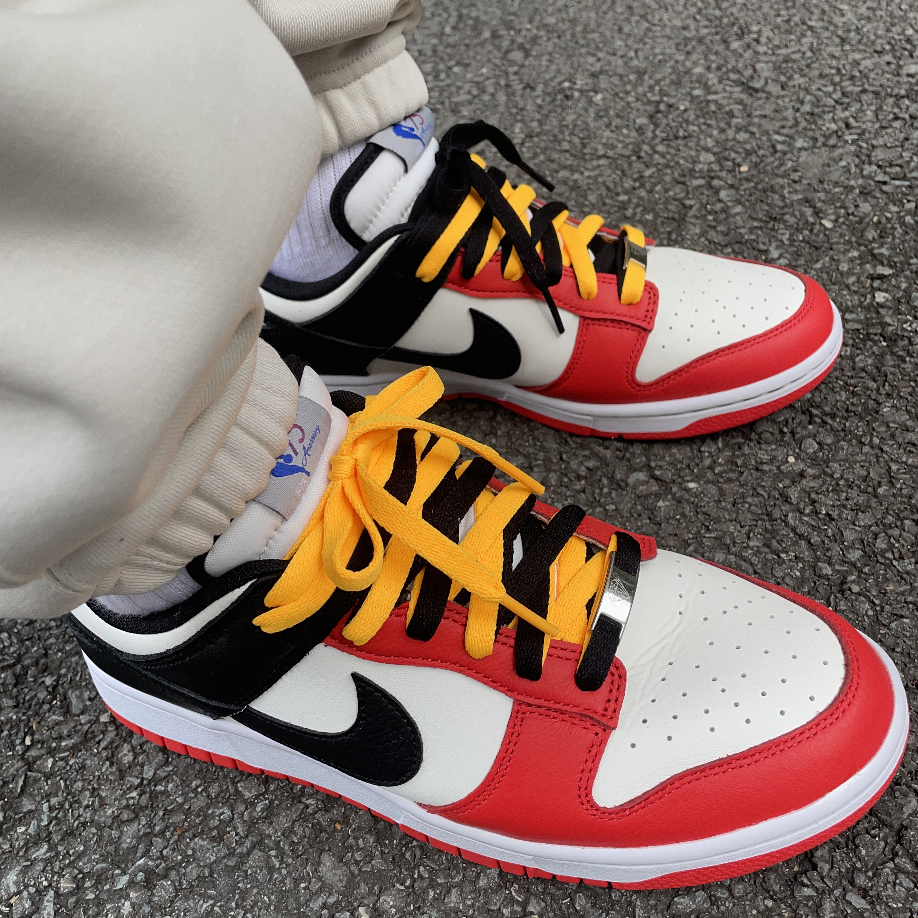 Nike x NBA Dunk Low Retro EMB Black and Chile Red 착용 스타일 - 4