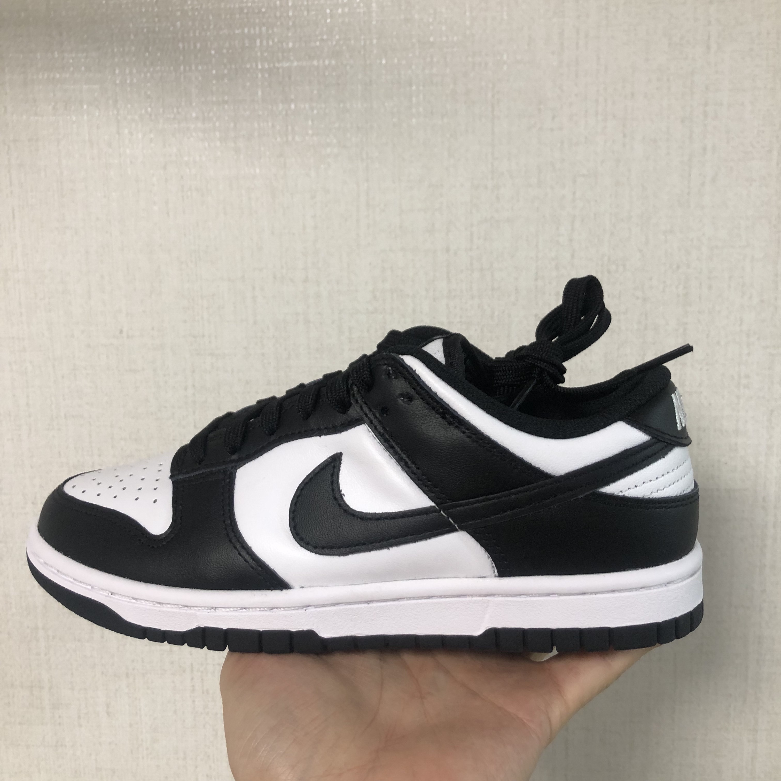 (W) Nike Dunk Low Black 착용 스타일 - 1