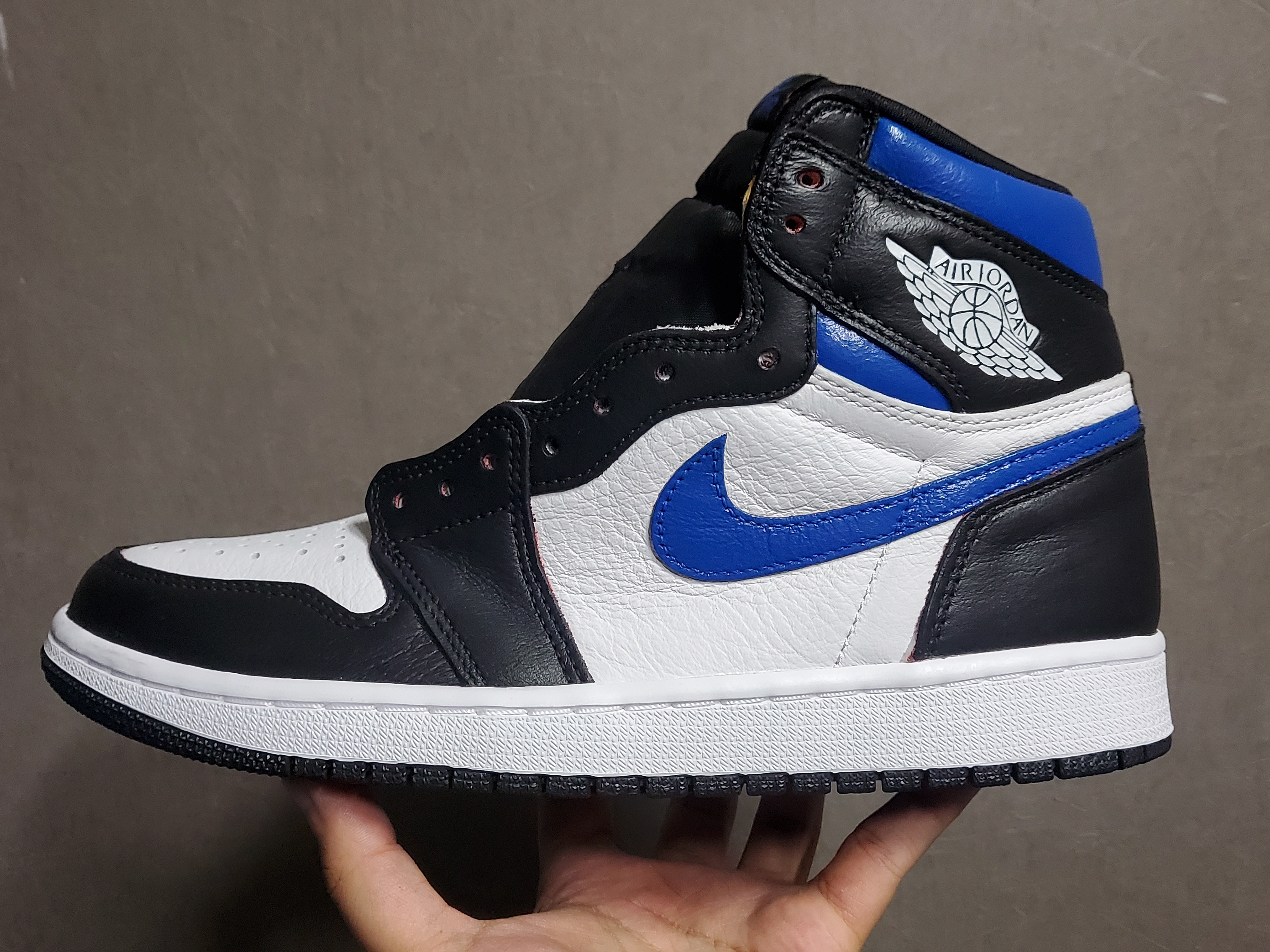 Jordan 1 Retro High OG Light Fusion Red, Jordan 1 Retro High OG Royal Toe 착용 스타일 - 1