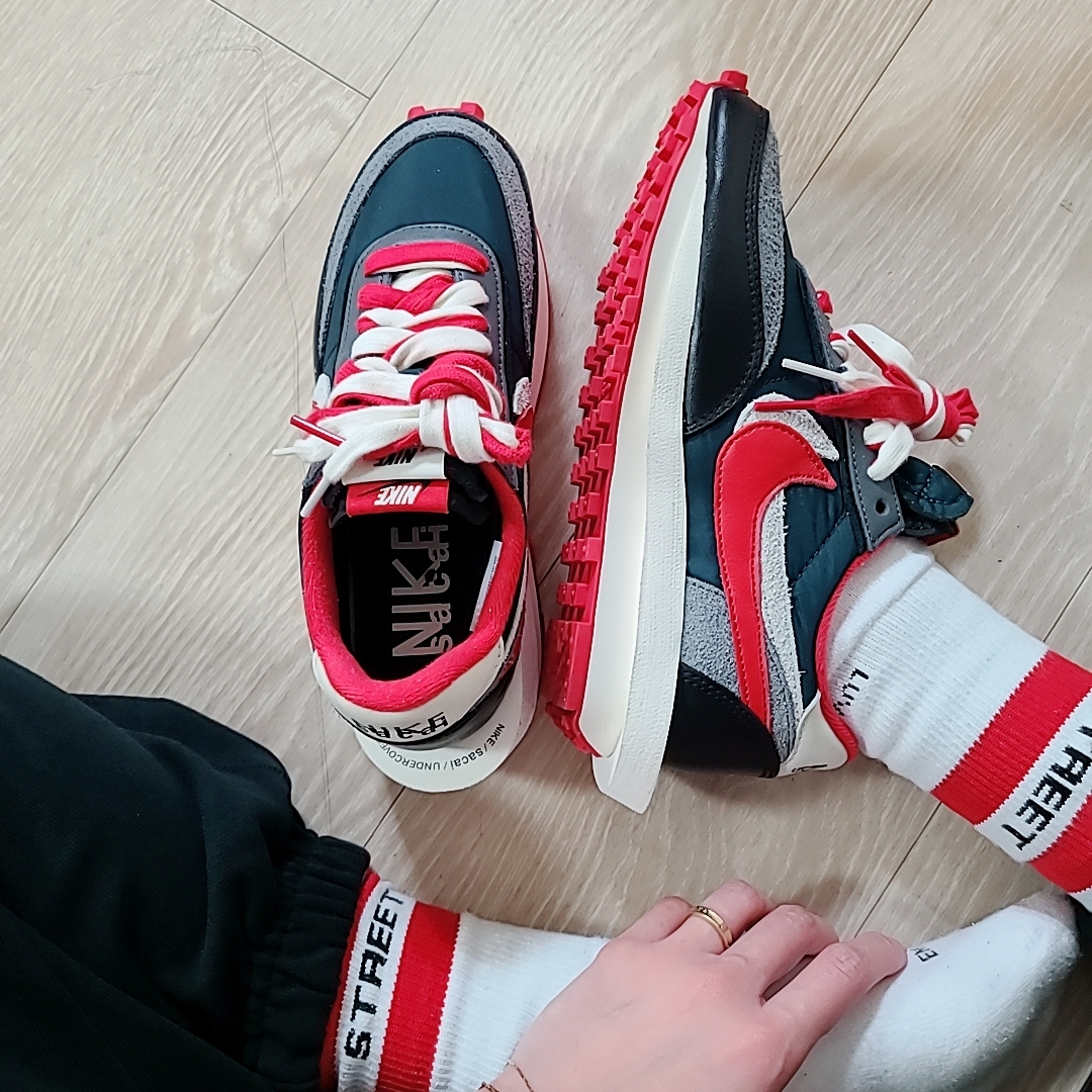 Nike x Sacai x Undercover LDWaffle Midnight Spruce University Red 착용 스타일 - 2