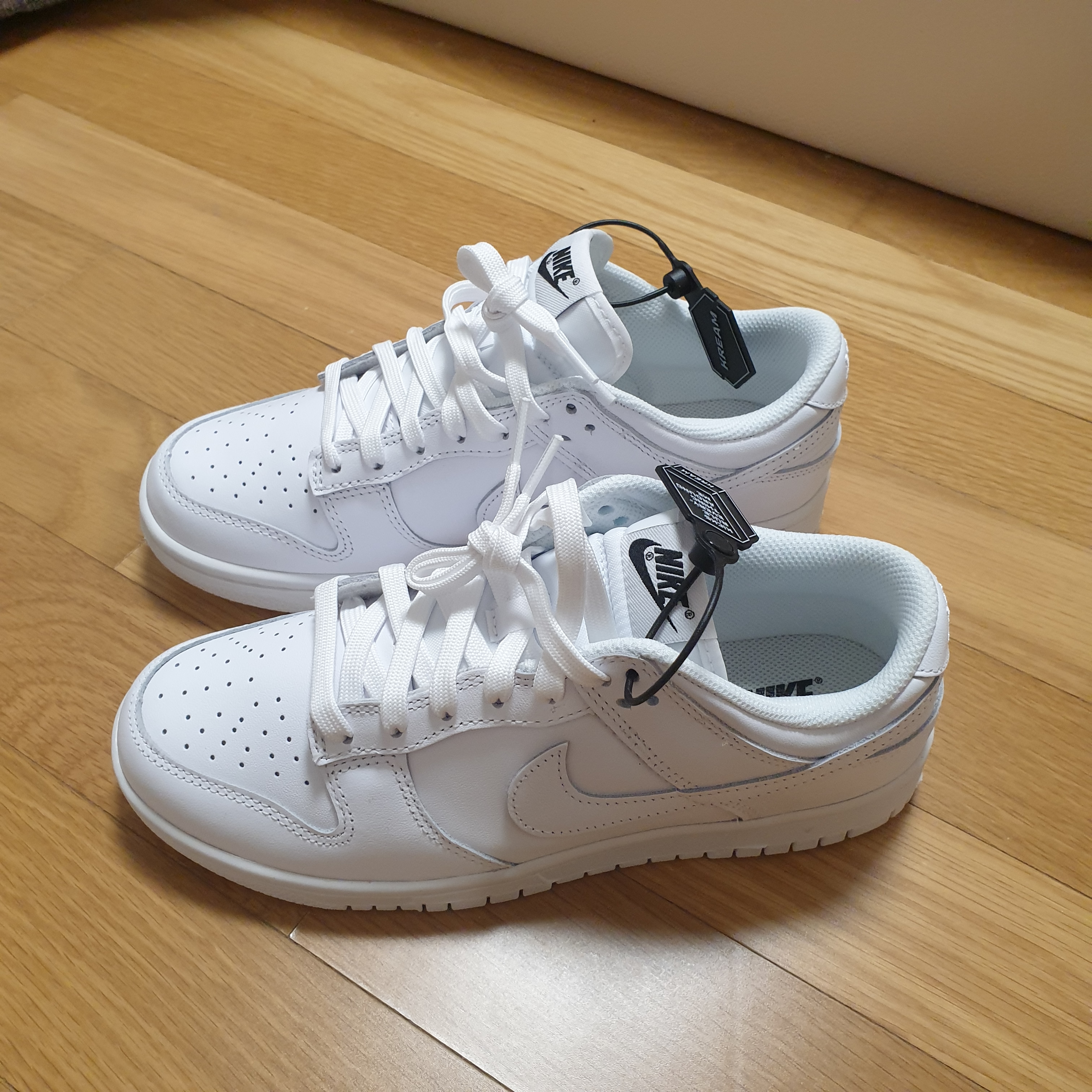 (W) Nike Dunk Low Triple White 착용 스타일 - 1