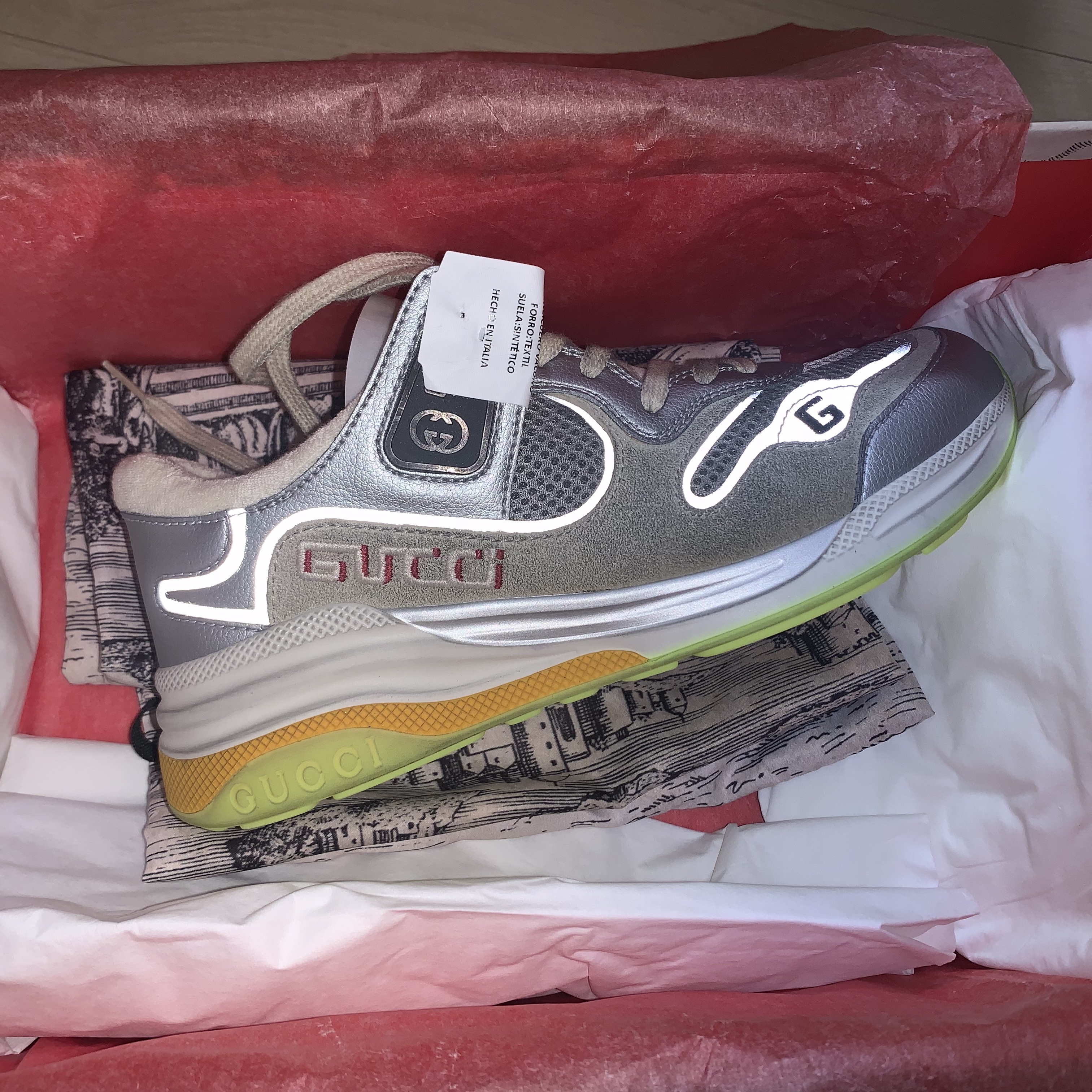 Gucci Ultrapace Silver Metallic 착용 스타일 - 1