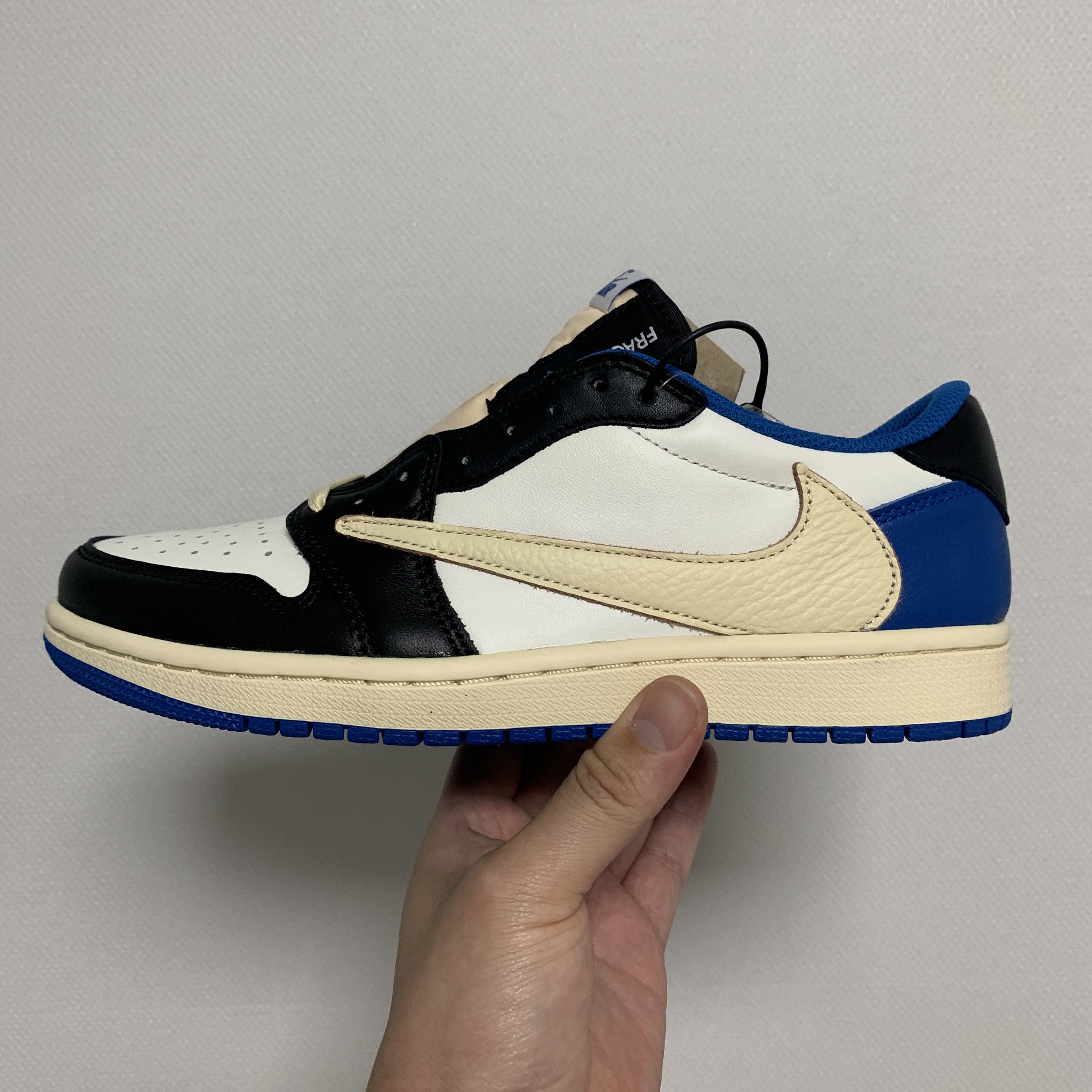 Jordan 1 x Travis Scott x Fragment Retro Low OG SP Military Blue 착용 스타일 - 1