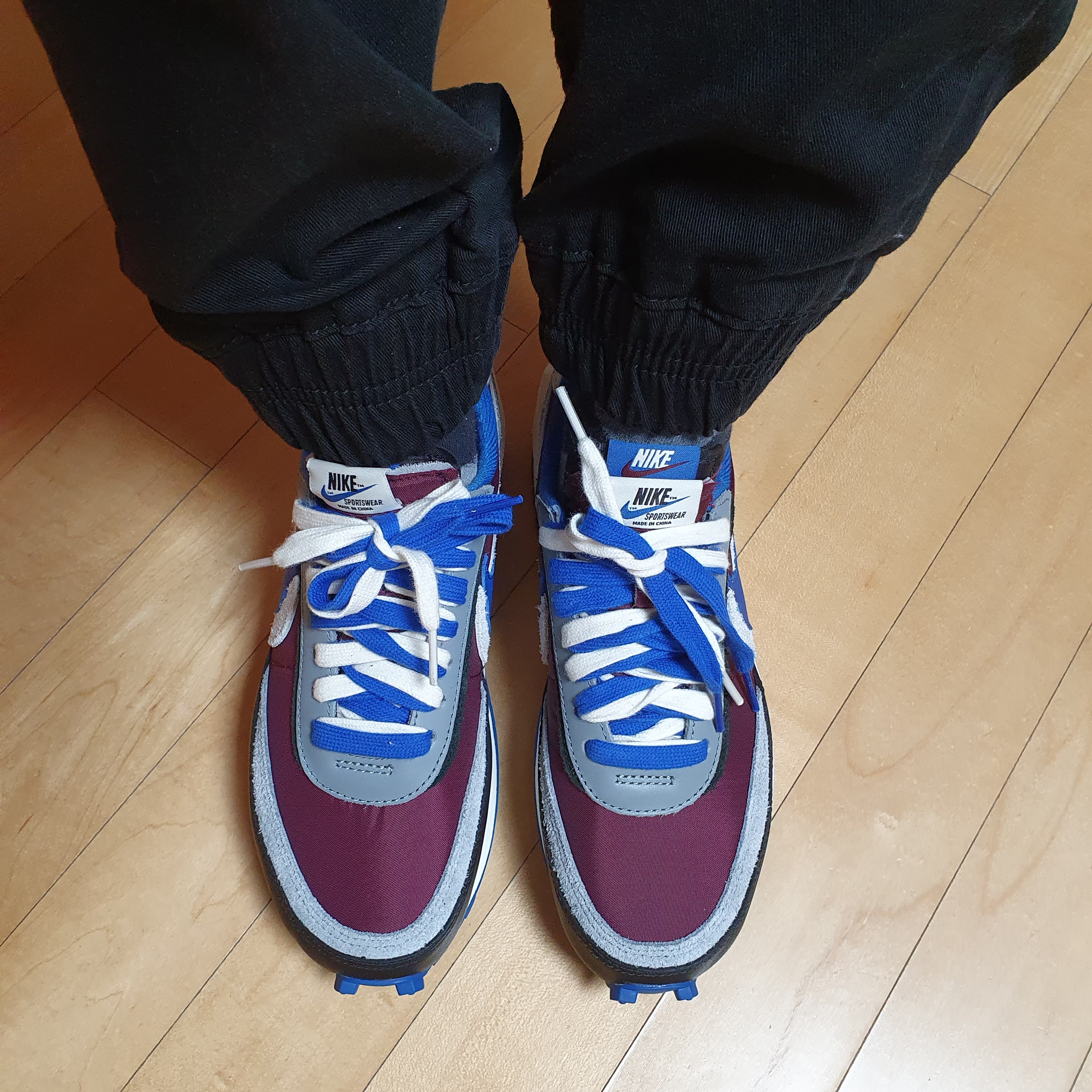 Nike x Sacai x Undercover LDWaffle Night Maroon Team Royal 착용 스타일 - 3