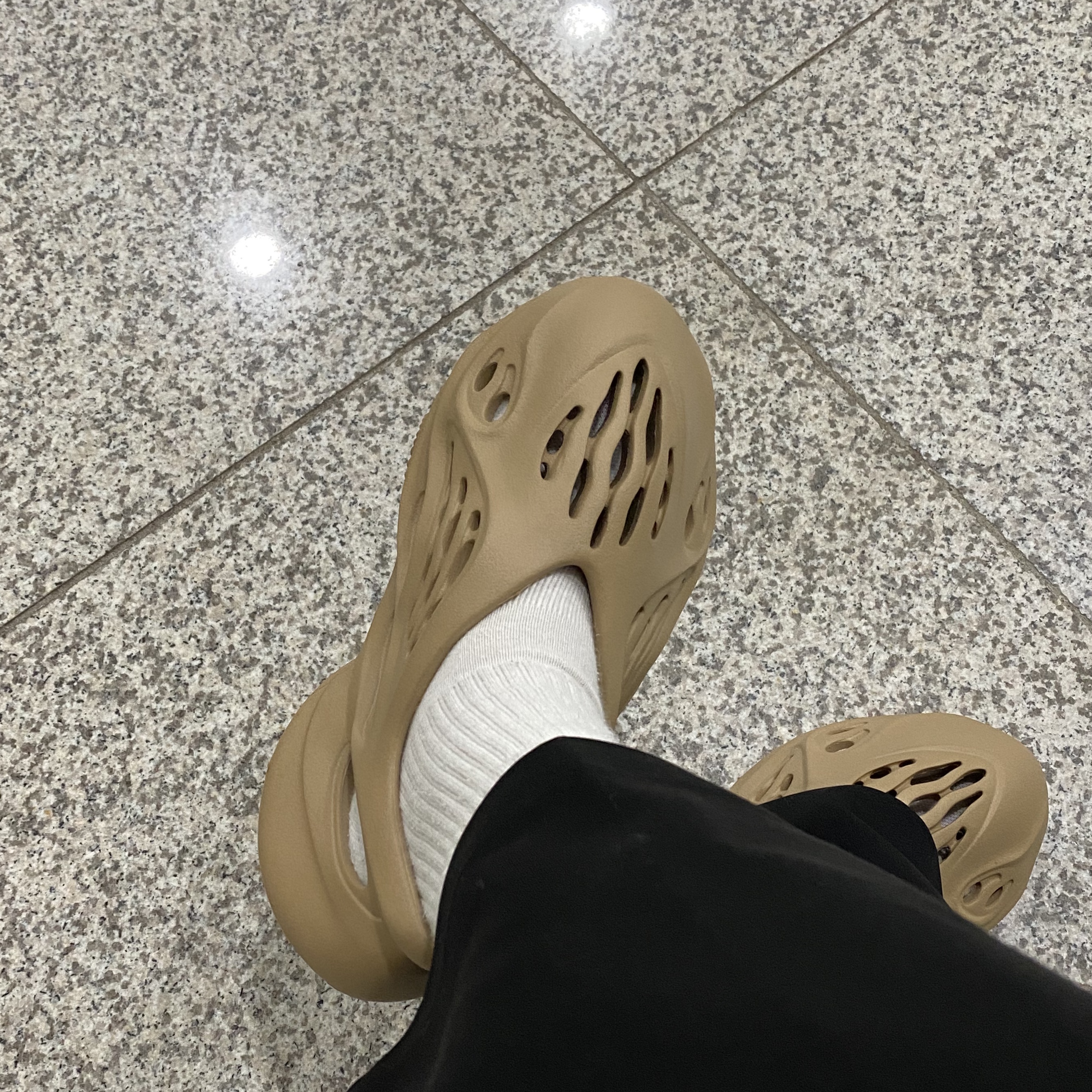 Adidas Yeezy Foam RNNR Ochre 착용 스타일 - 3