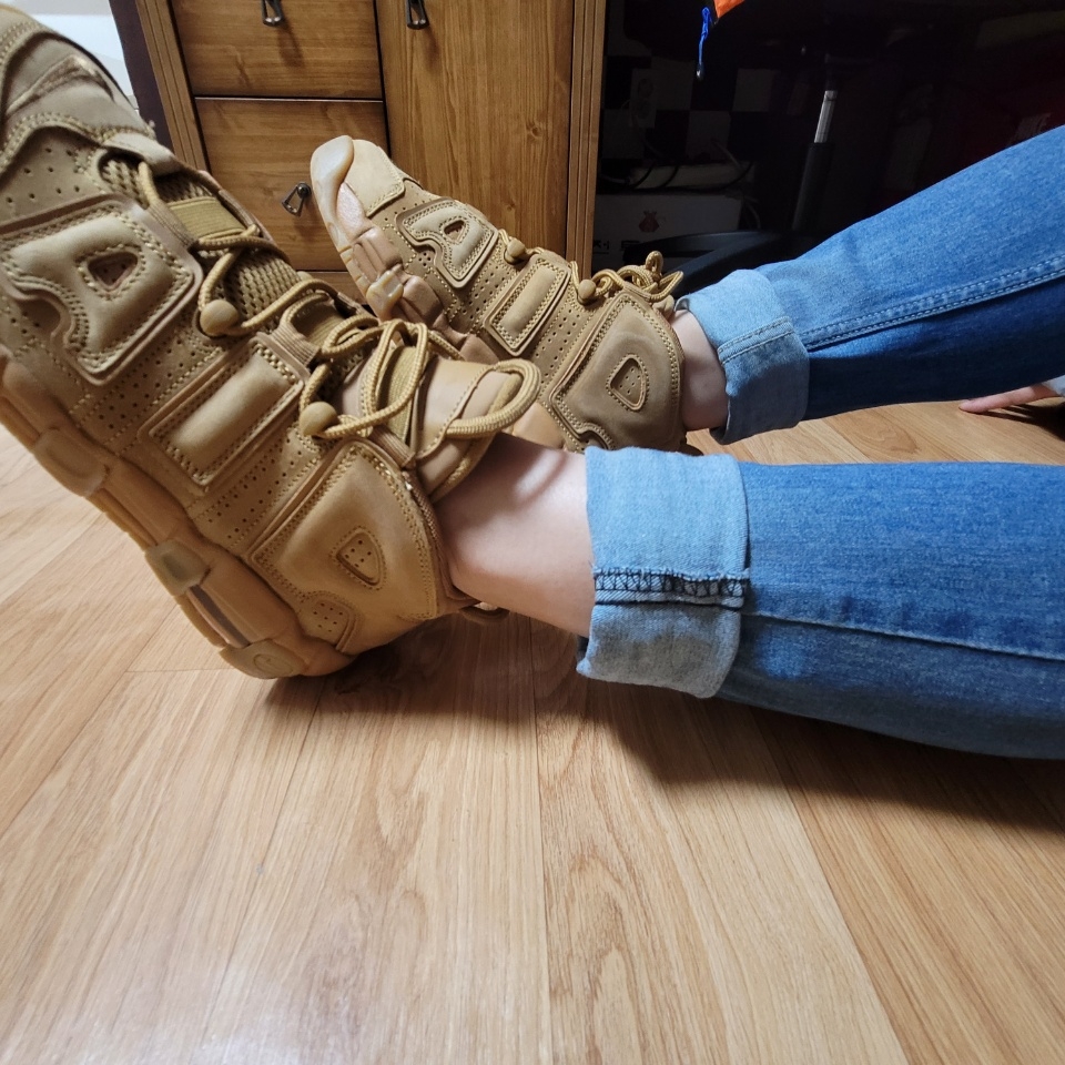 (GS) Nike Air More Uptempo SE Flax 착용 스타일