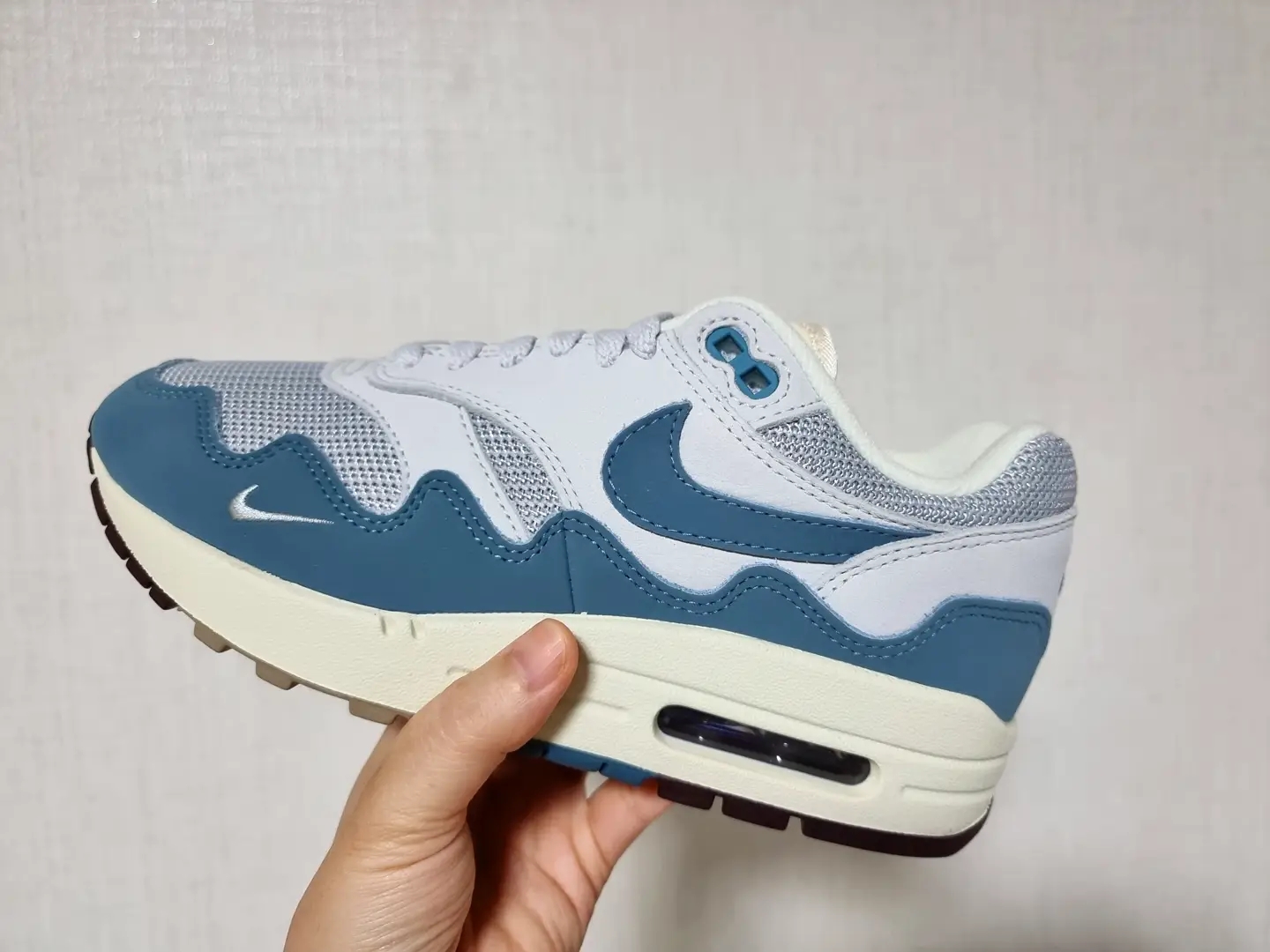 Nike x Patta Air Max 1 Noise Aqua 착용 스타일 - 2