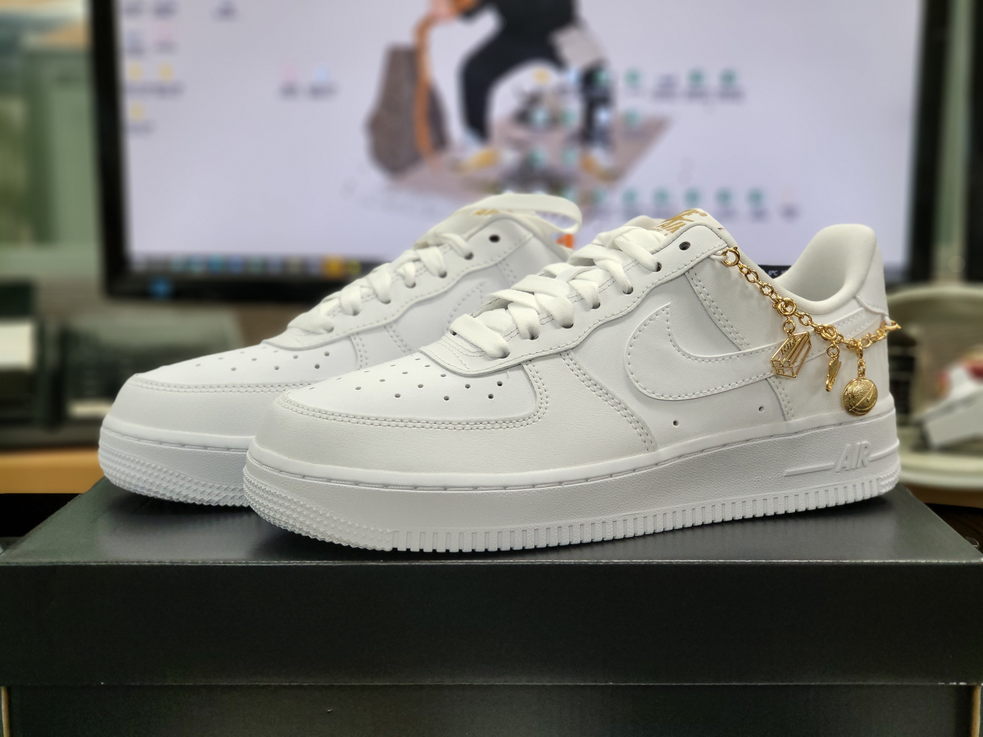 (W) Nike Air Force 1 '07 LX White Pendant 착용 스타일