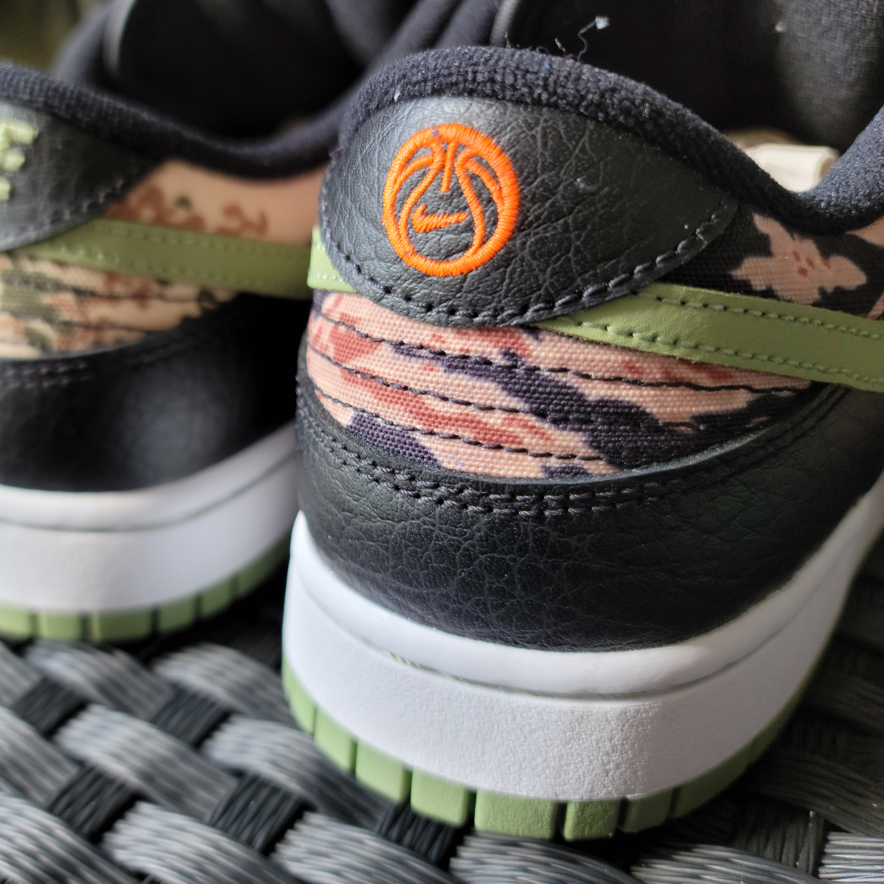 Nike Dunk Low SE Black Multi Camo 착용 스타일 - 2