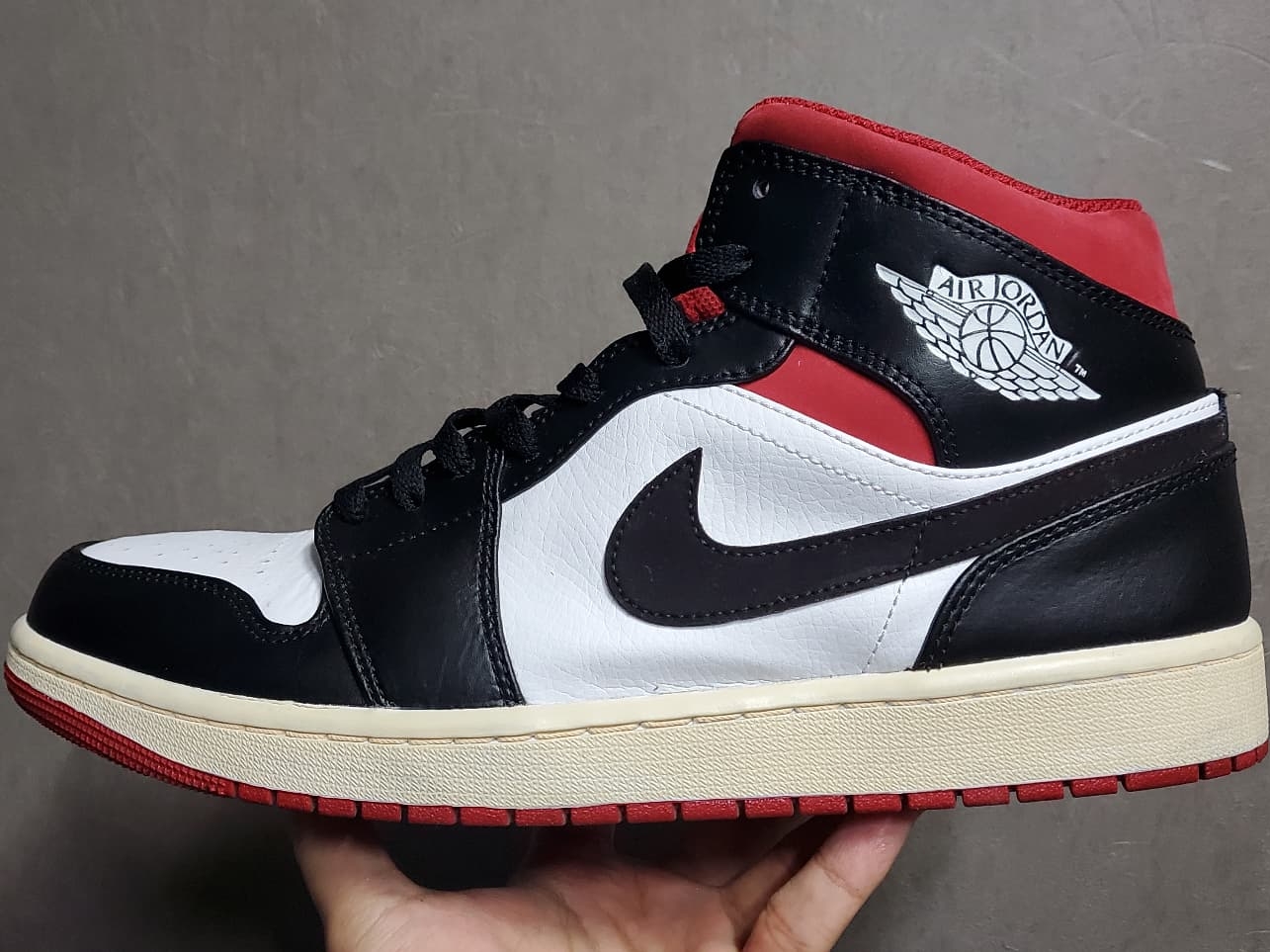 Jordan 1 Retro High Not for Resale Varsity Red, Jordan 1 Mid Gym Red Black White 착용 스타일