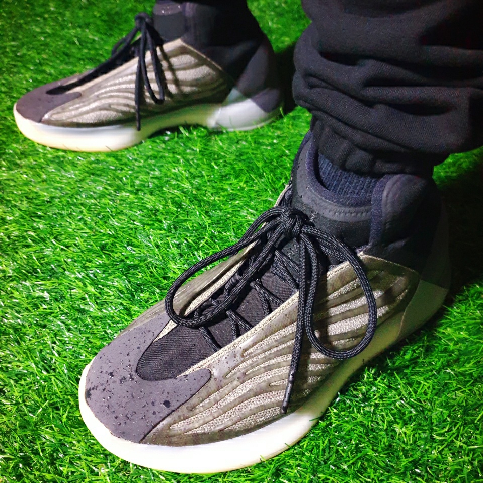 Adidas Yeezy QNTM Barium 착용 스타일 - 5