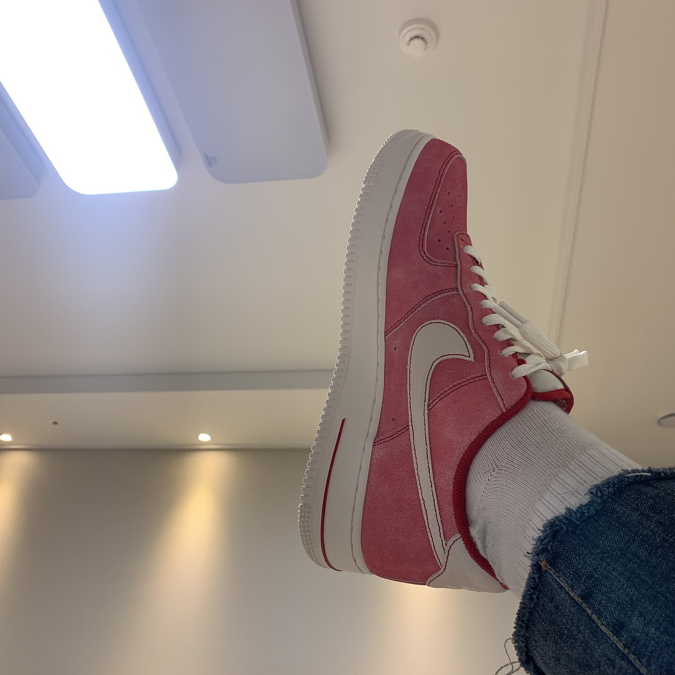 Nike Air Force 1 '07 LV8 Dusty Red 착용 스타일 - 1
