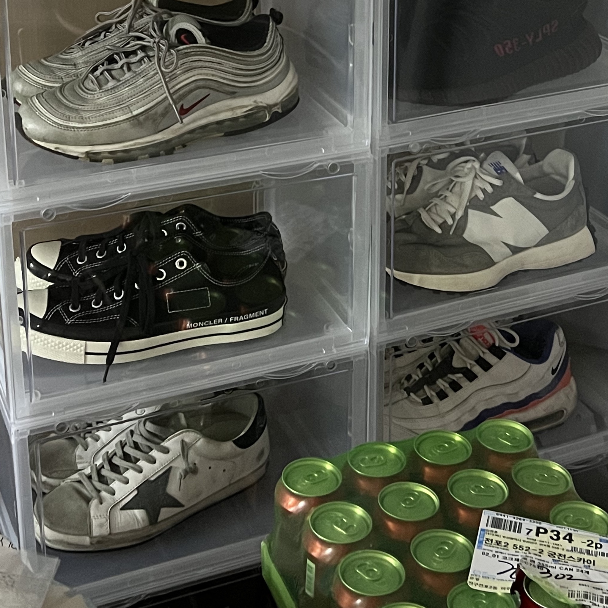 Converse x Moncler x Fragment Chuck 70 Ox Fraylor III Black, New Balance 327 Grey 착용 스타일