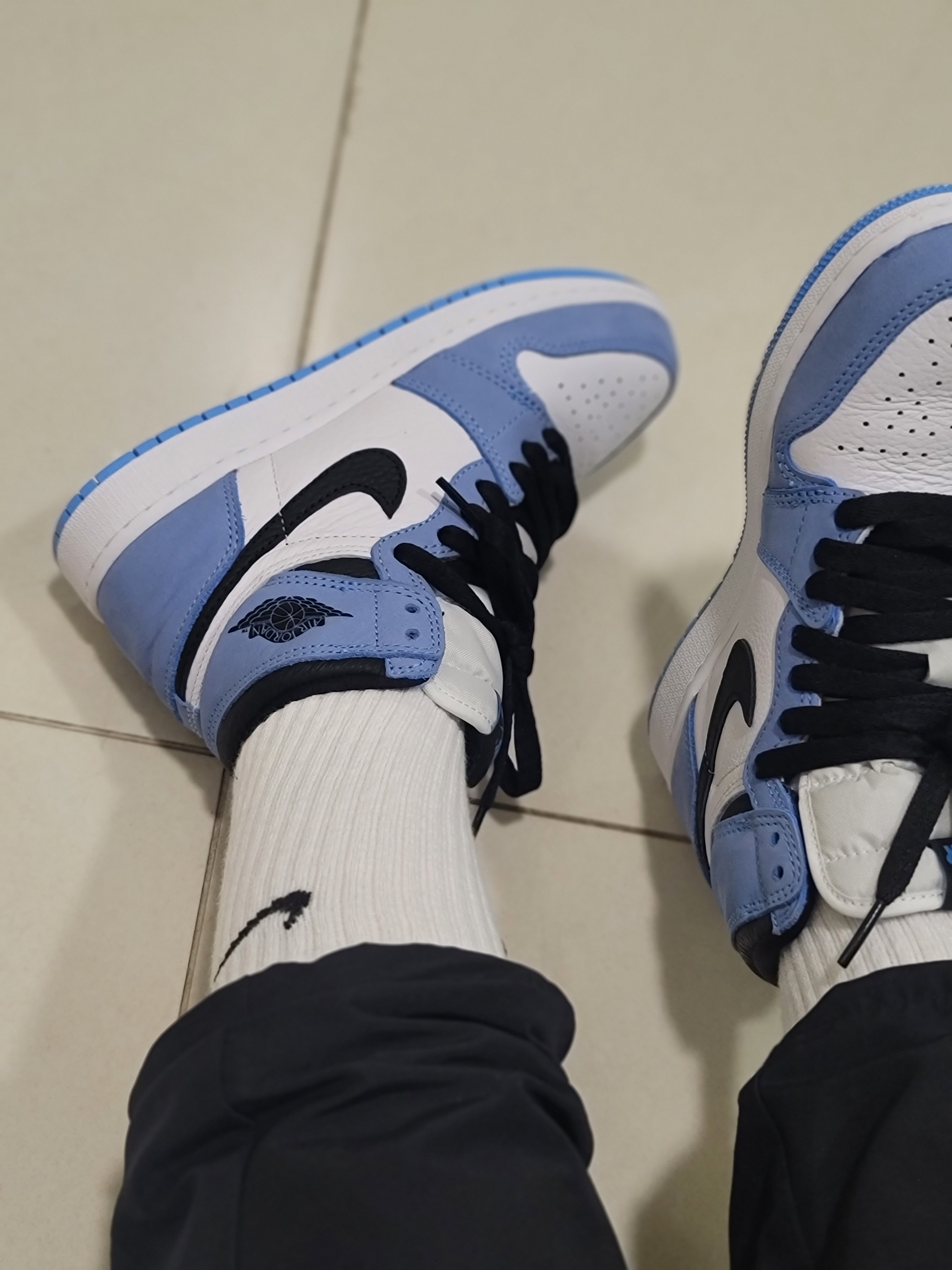 Jordan 1 Retro High OG University Blue 착용 스타일 - 2