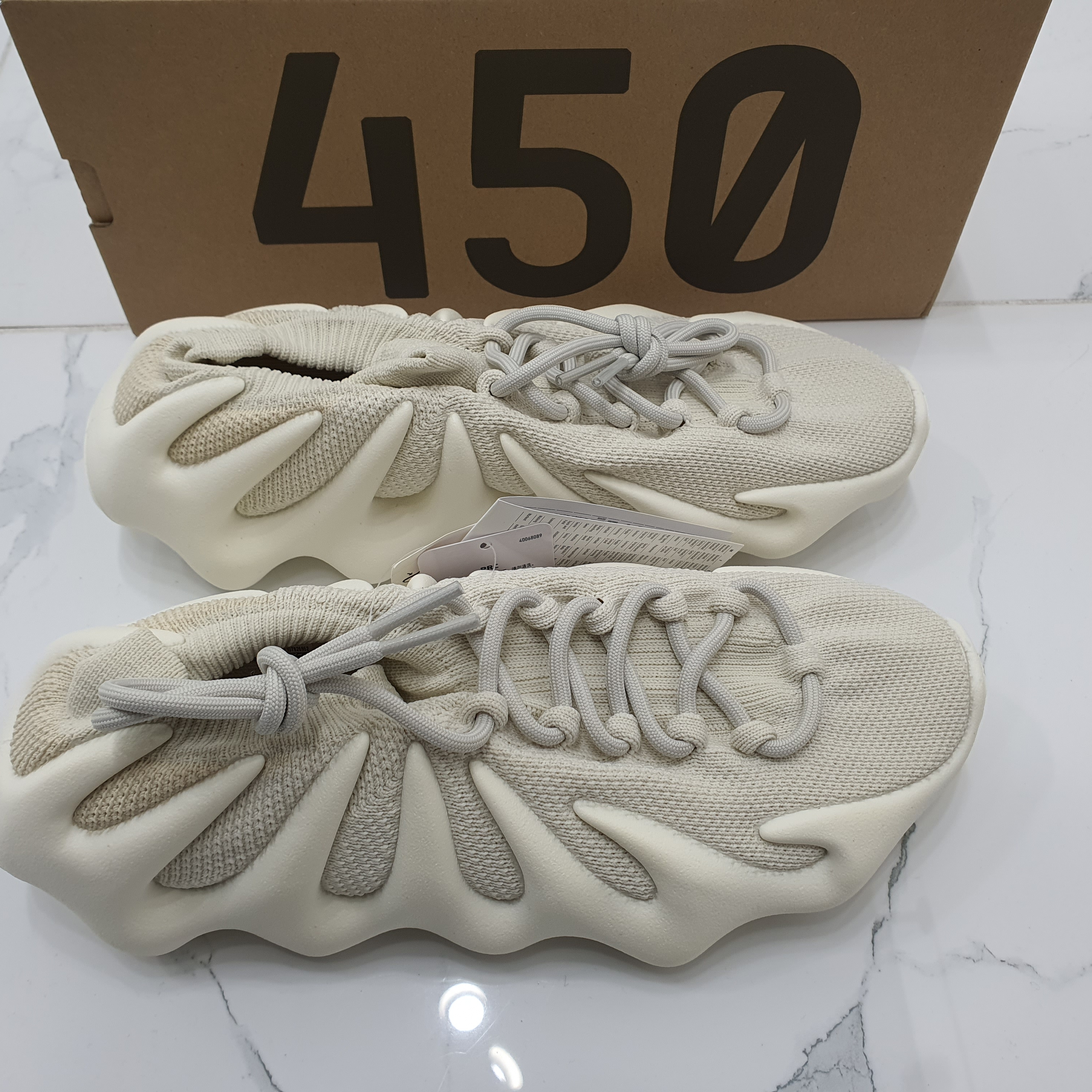 Adidas Yeezy 450 Cloud White 착용 스타일 - 3