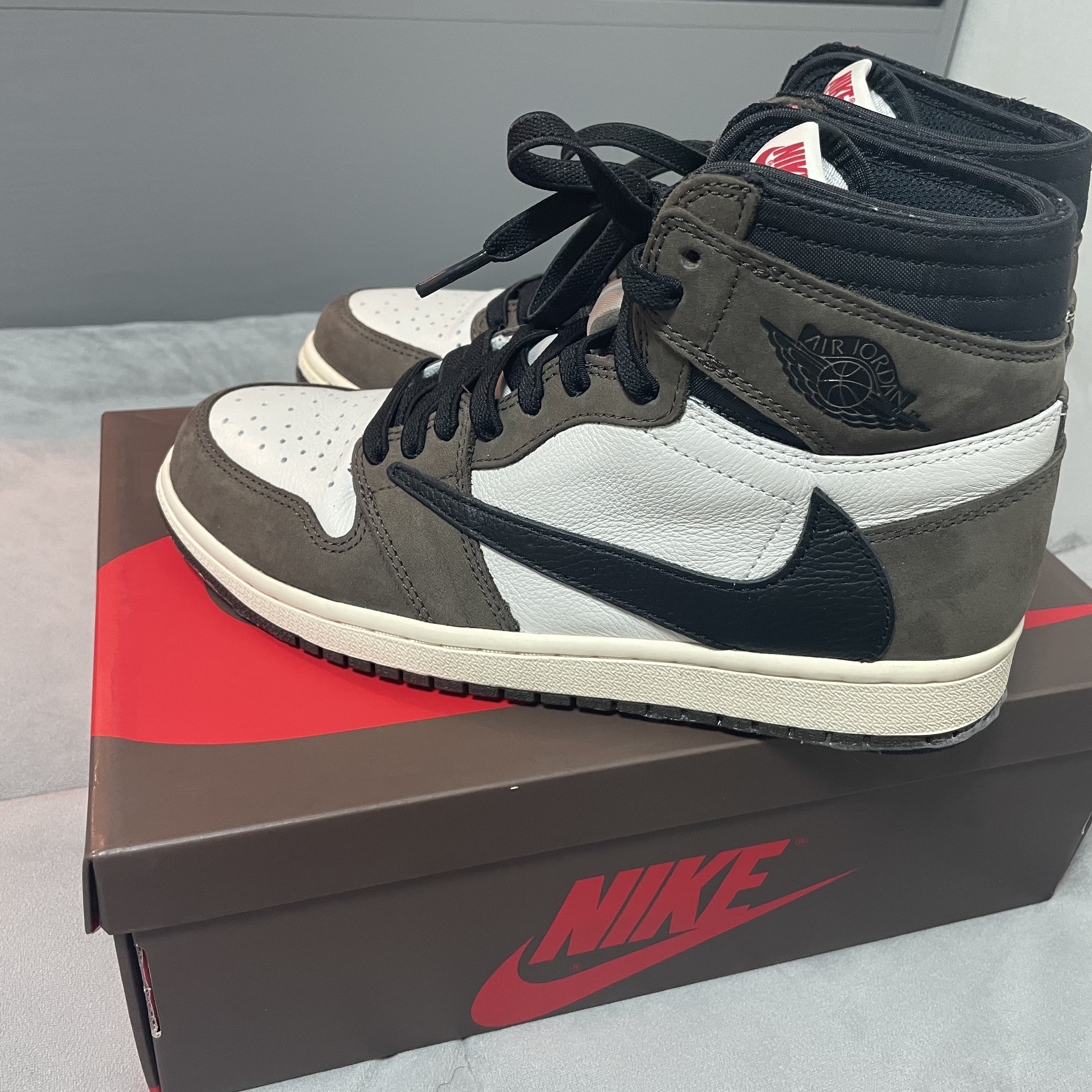 Jordan 1 x Travis Scott Retro High OG SP Mocha 착용 스타일 - 1