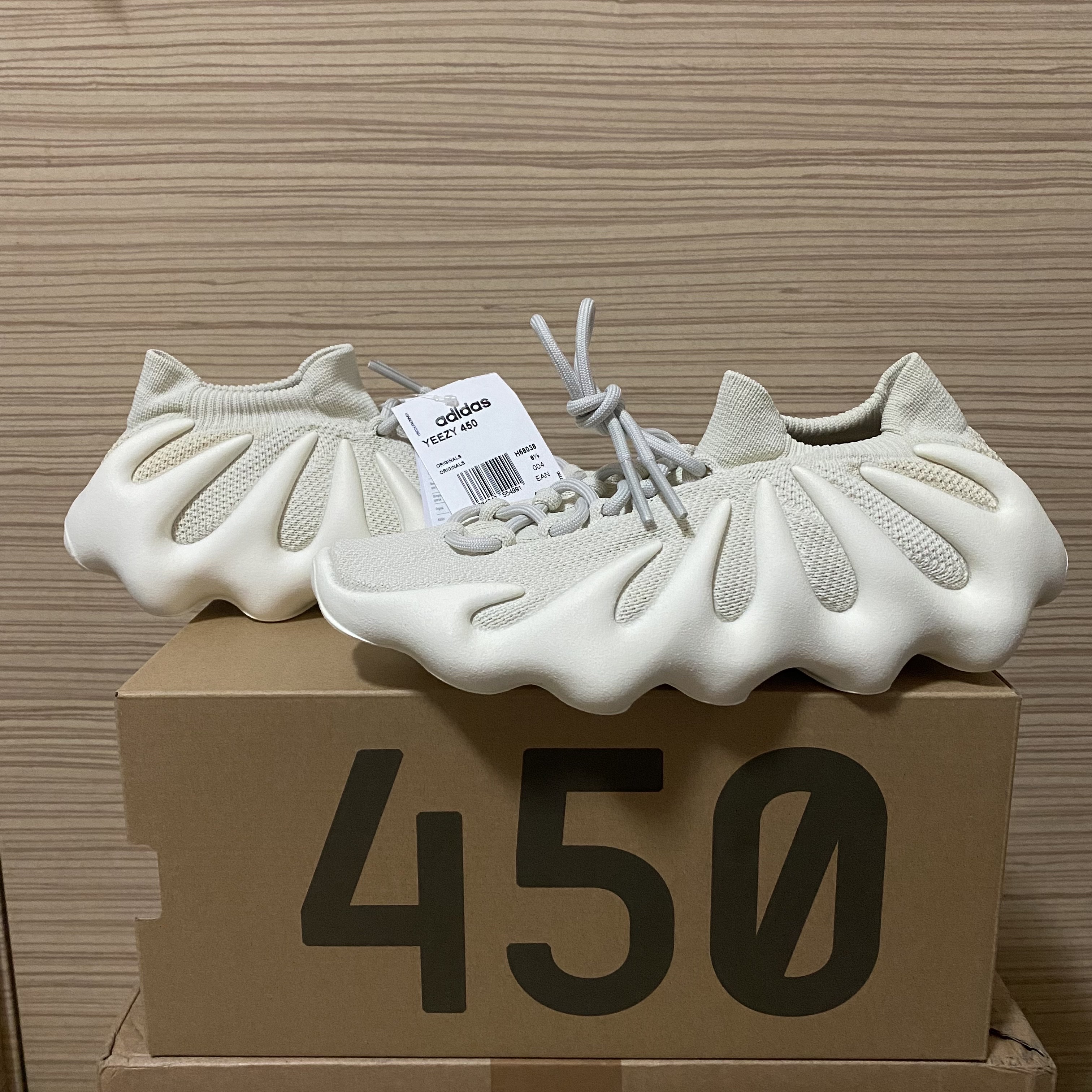 Adidas Yeezy 450 Cloud White 착용 스타일 - 2