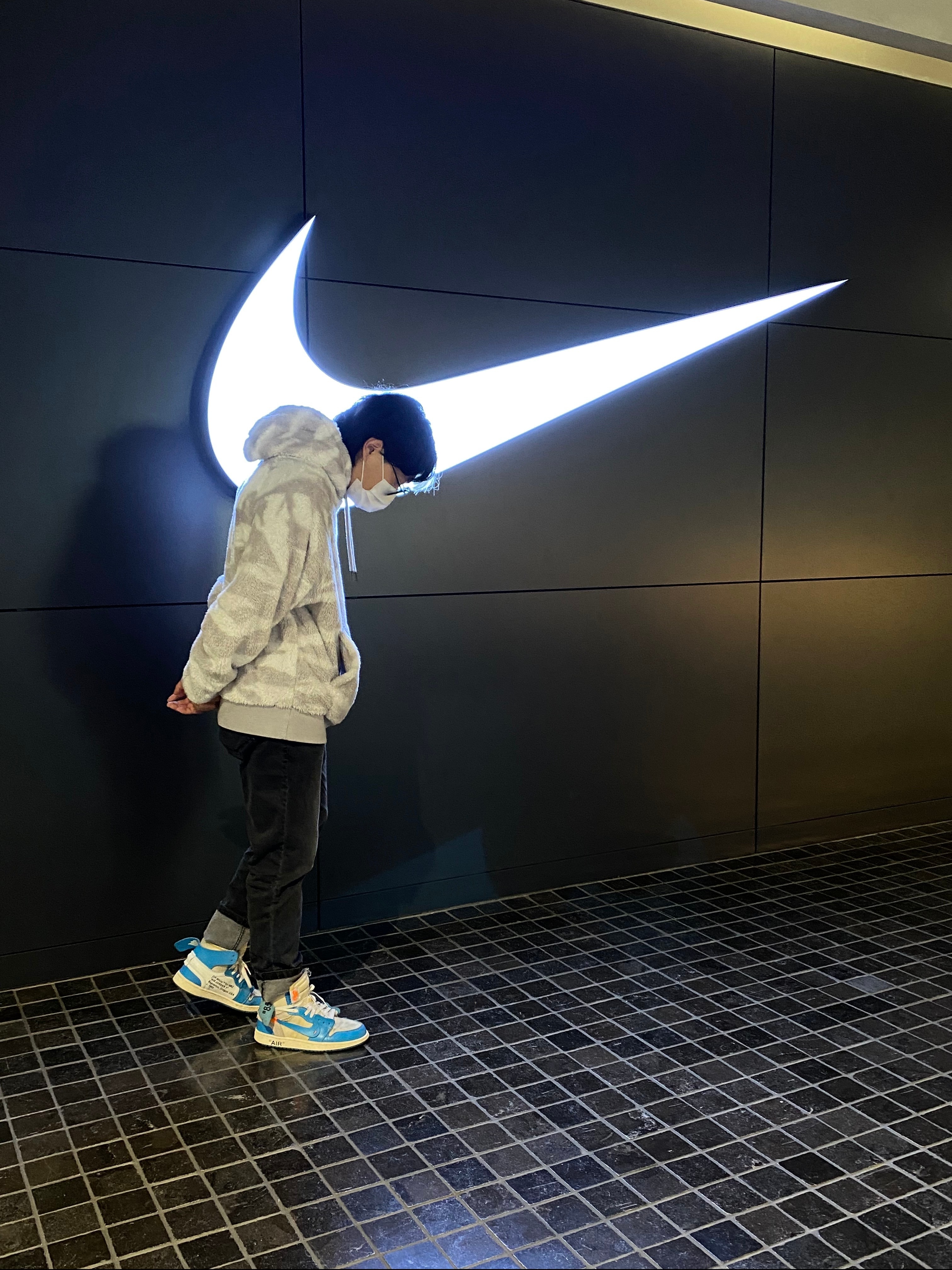 Jordan 1 x Off-White Retro High University Blue 착용 스타일 - 2